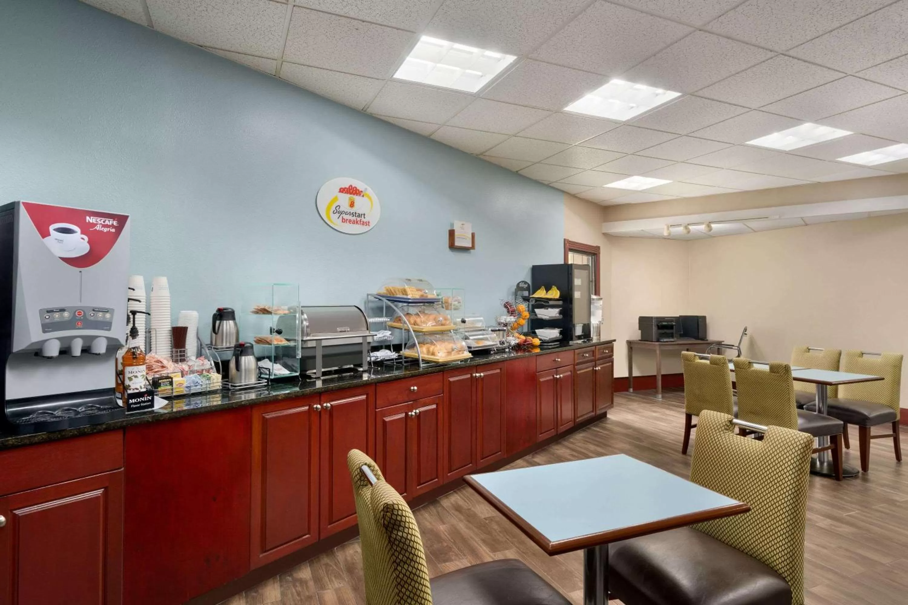 Restaurant/places to eat in Super 8 by Wyndham West Greenwich/Providence