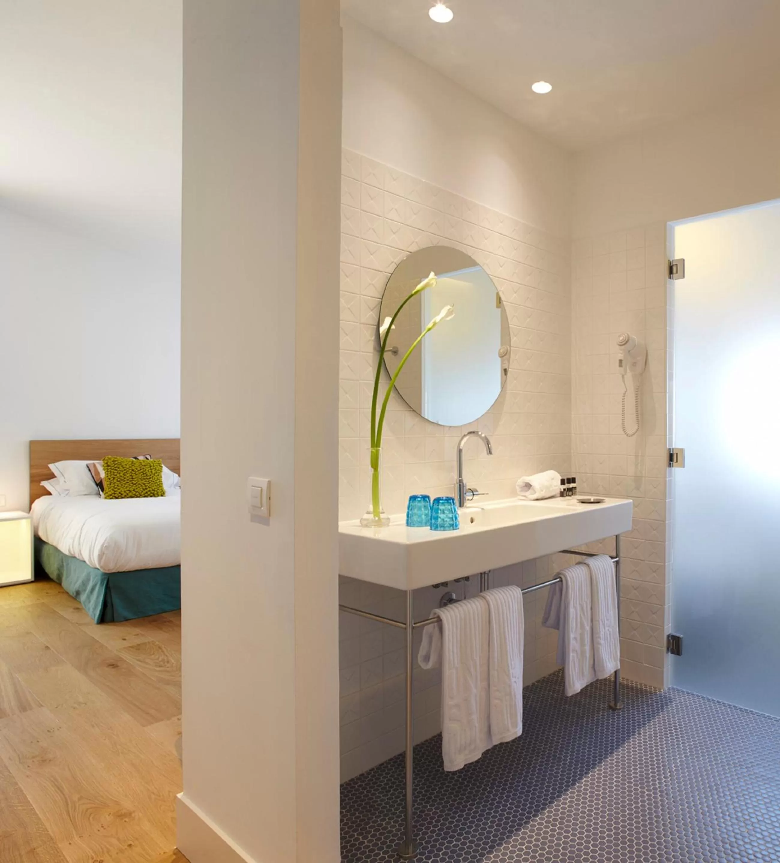 Photo of the whole room, Bed in One Shot Prado