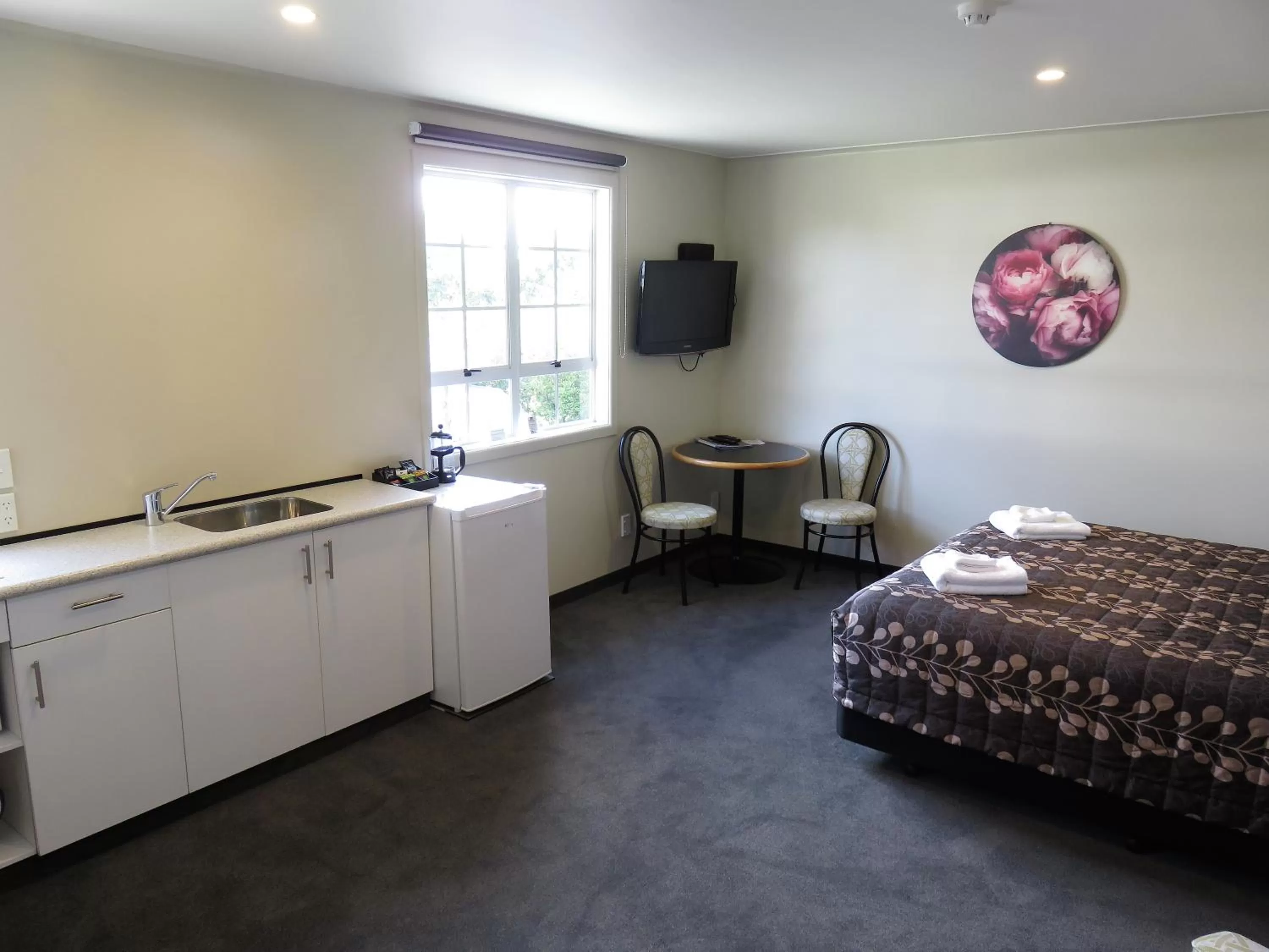 Kitchen or kitchenette, Bed in Admirals Motor Lodge