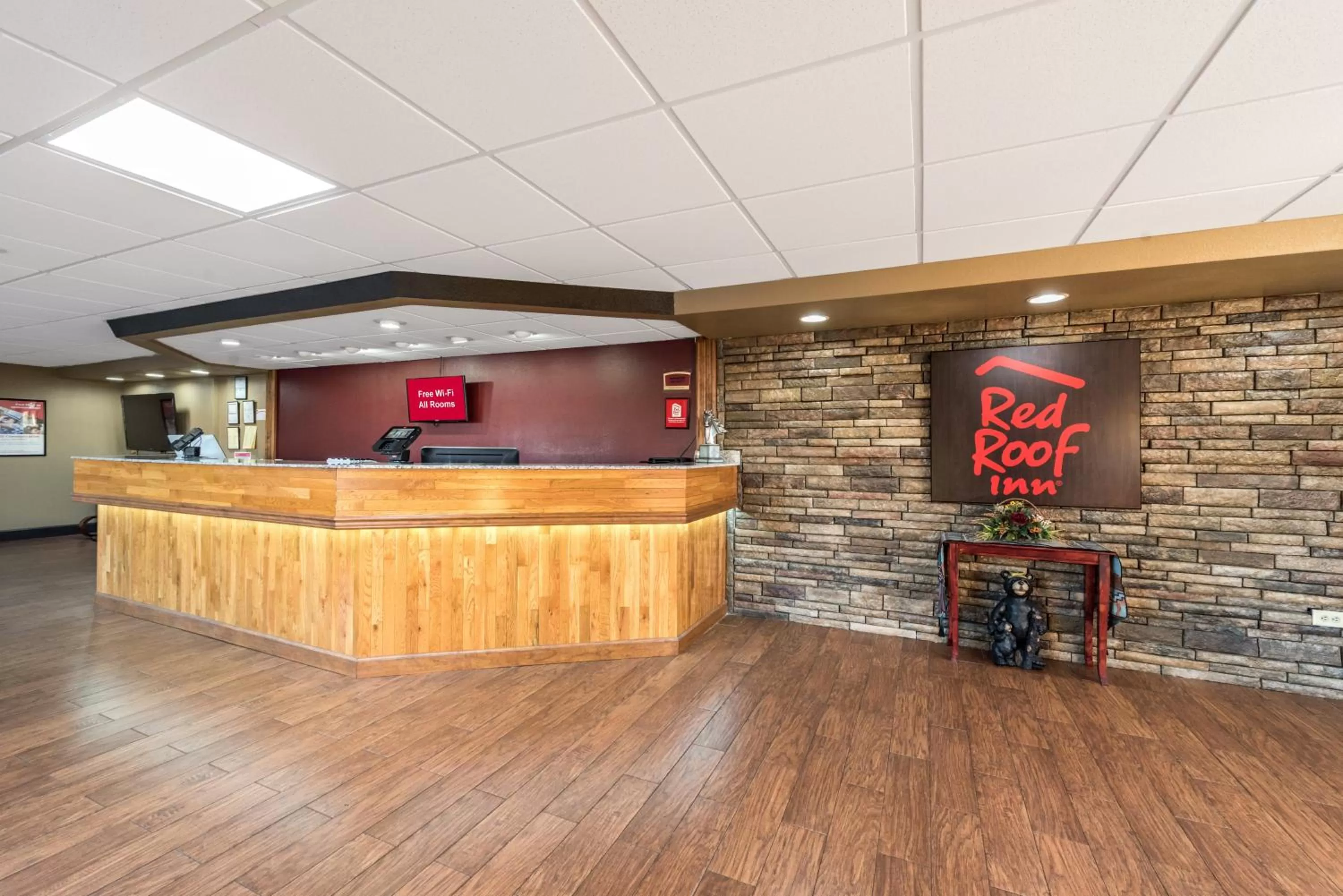 Lobby or reception in Red Roof Inn & Suites Pigeon Forge Parkway