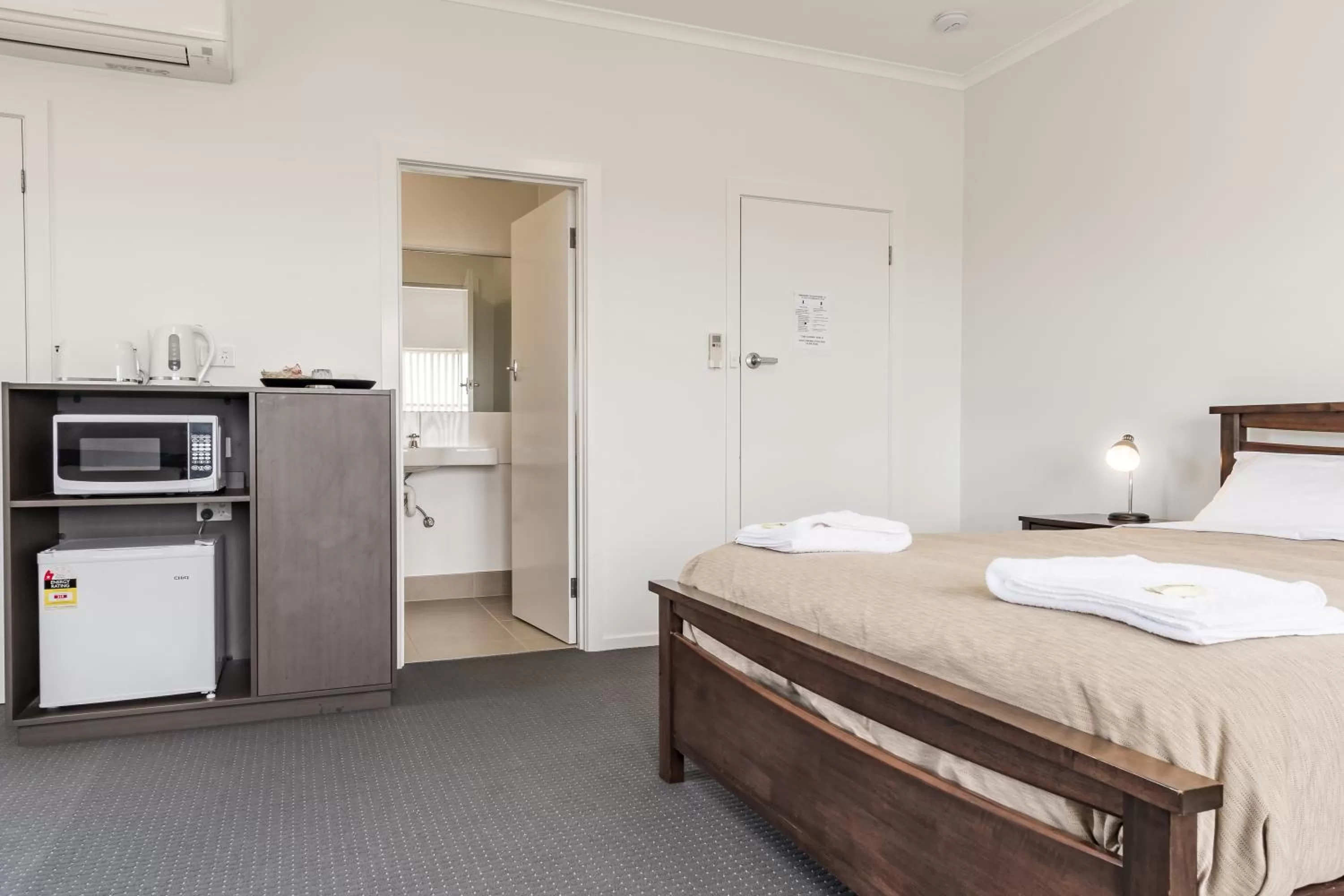 Bathroom, Bed in Somerset Hotel