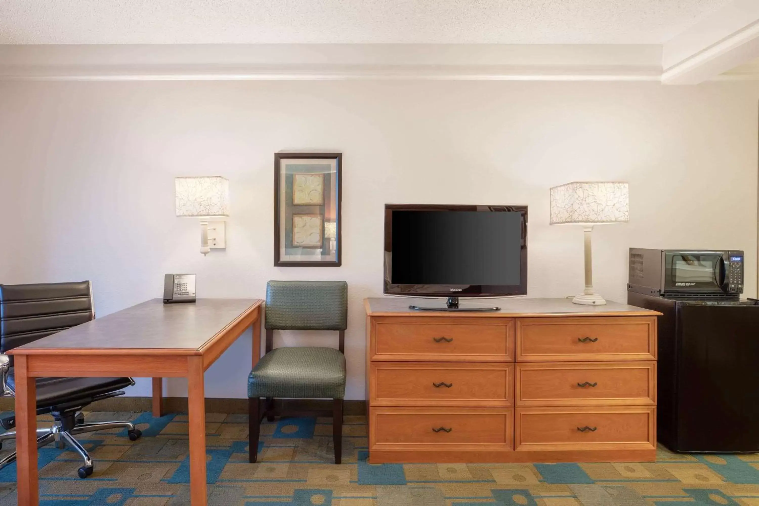 Double Room with Two Double Beds and Roll-In Shower - Mobility/Hearing Accessible - Non-Smoking in La Quinta by Wyndham Ocala Double Room with Two Double Beds and Roll-In Shower - Mobility/Hearing Accessible - Non-Smoking in La Quinta by Wyndham Ocala