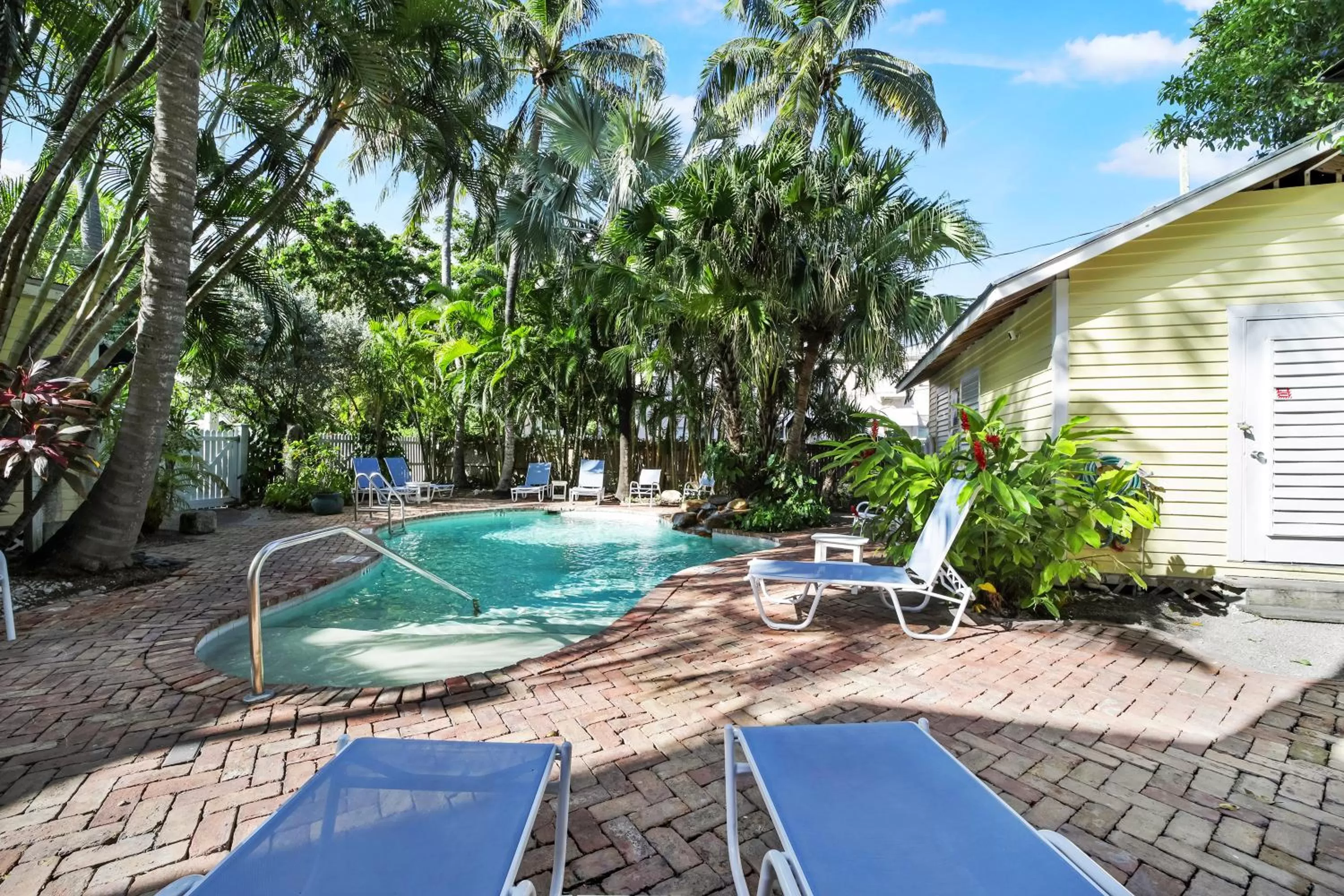 Property building, Swimming Pool in Tranquillity