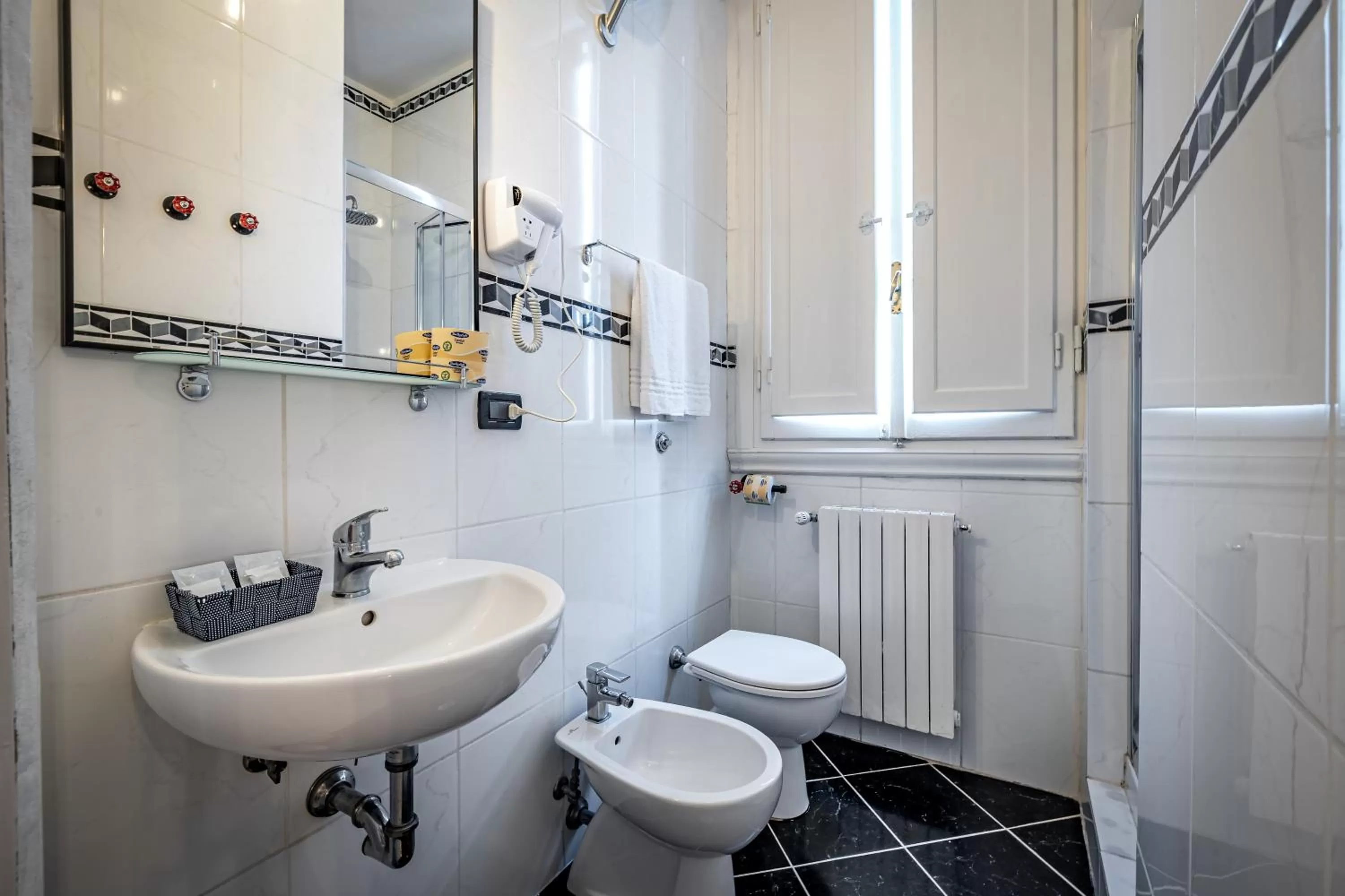 Bathroom in HOTEL VENETO con accesso ZTL