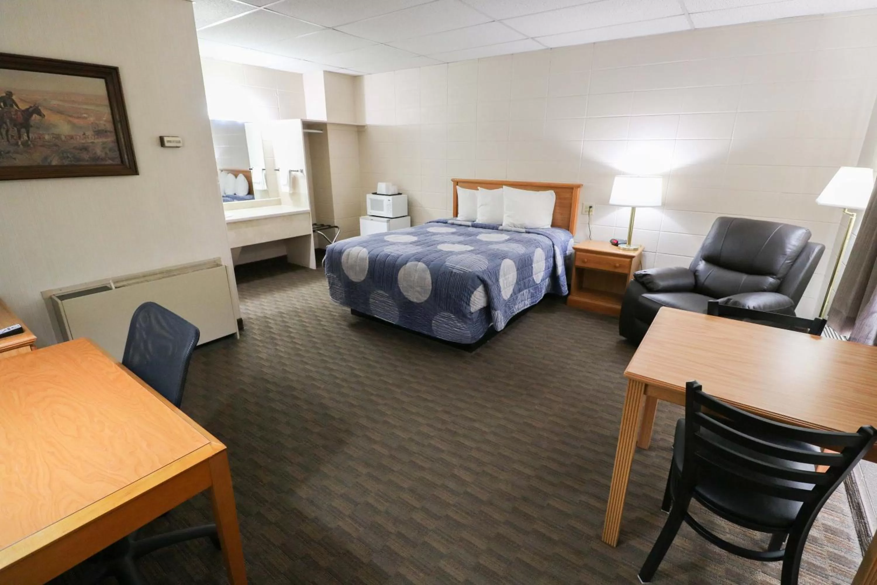 Photo of the whole room, Bed in Bear Lodge Motel