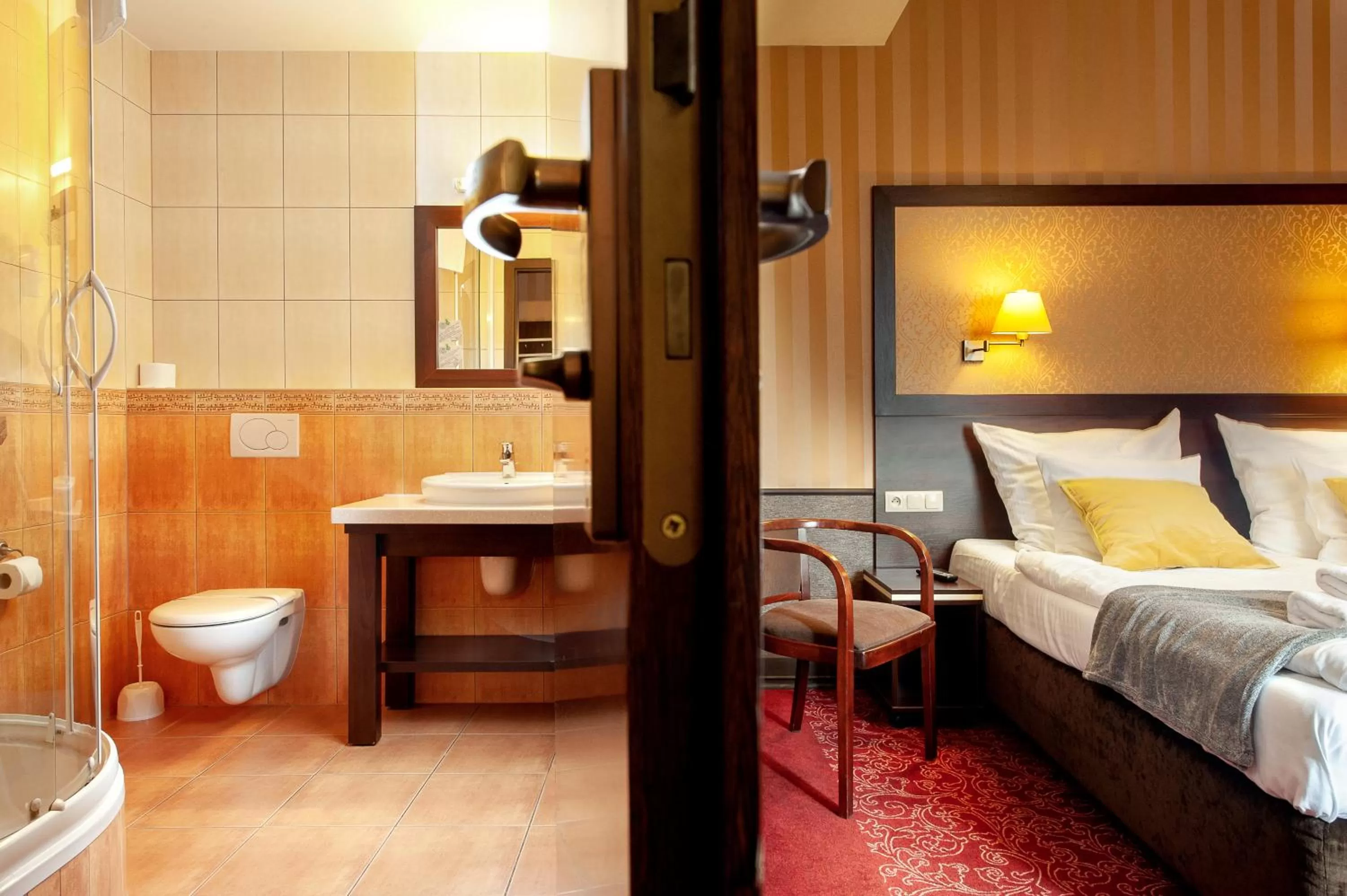 Shower, Bed in Hotel Wielopole