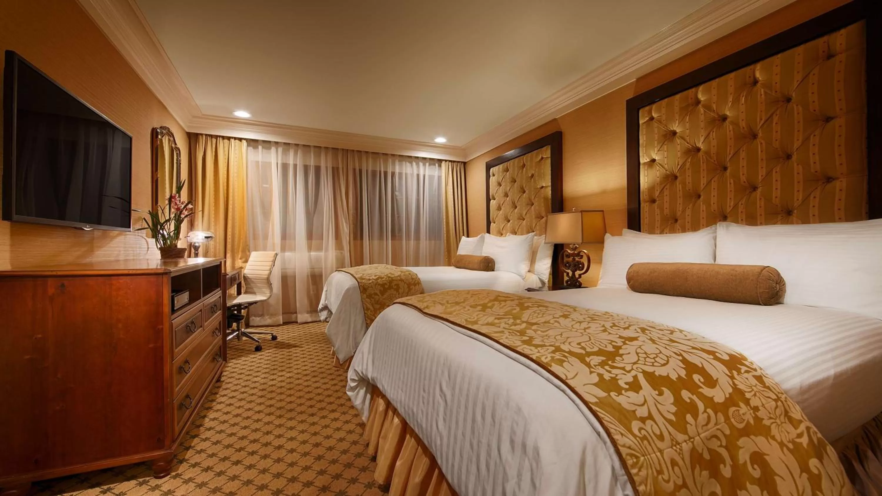 Photo of the whole room, Bed in Best Western Plus Sunset Plaza Hotel
