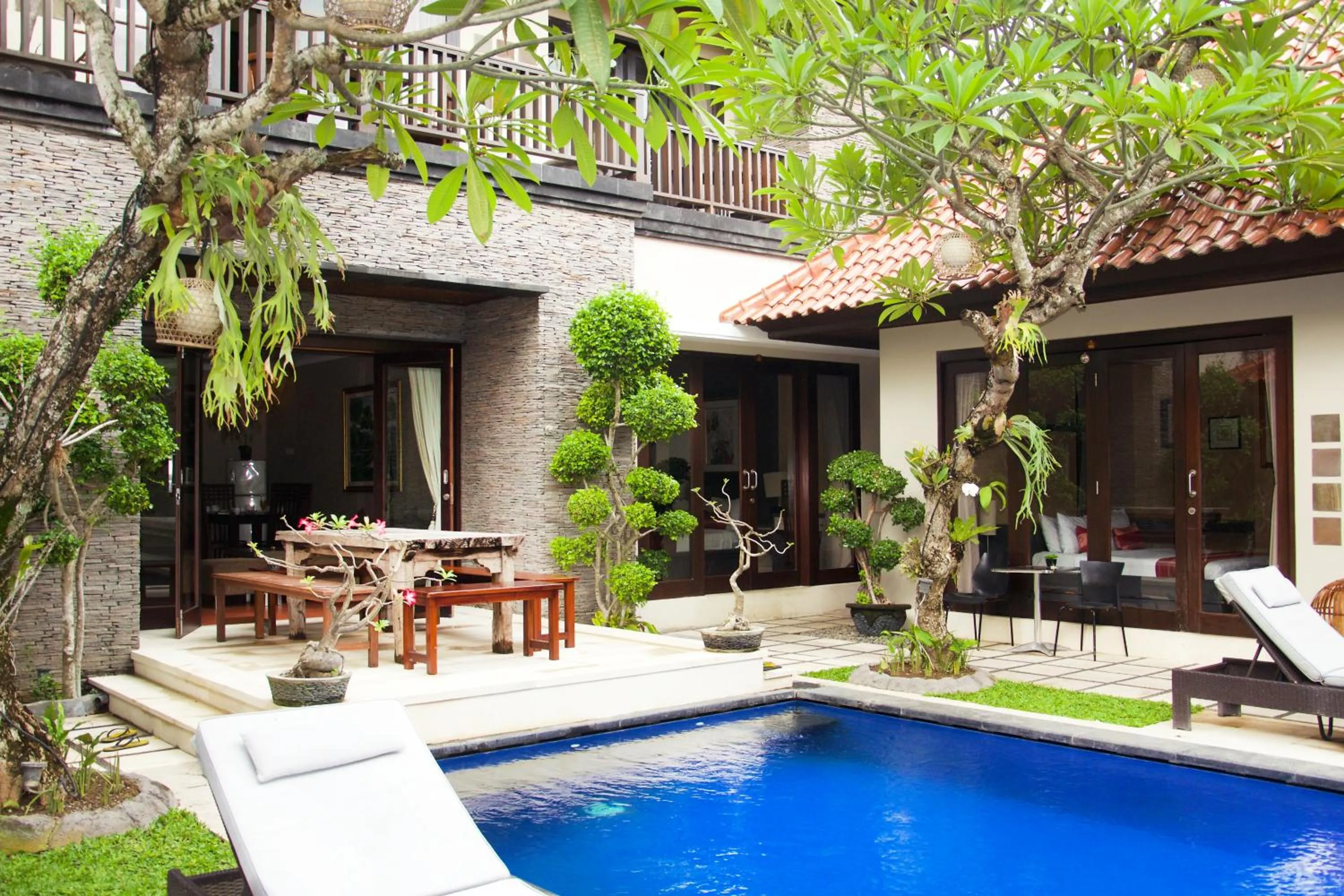 Restaurant/places to eat in Sindhu Mertha Suite