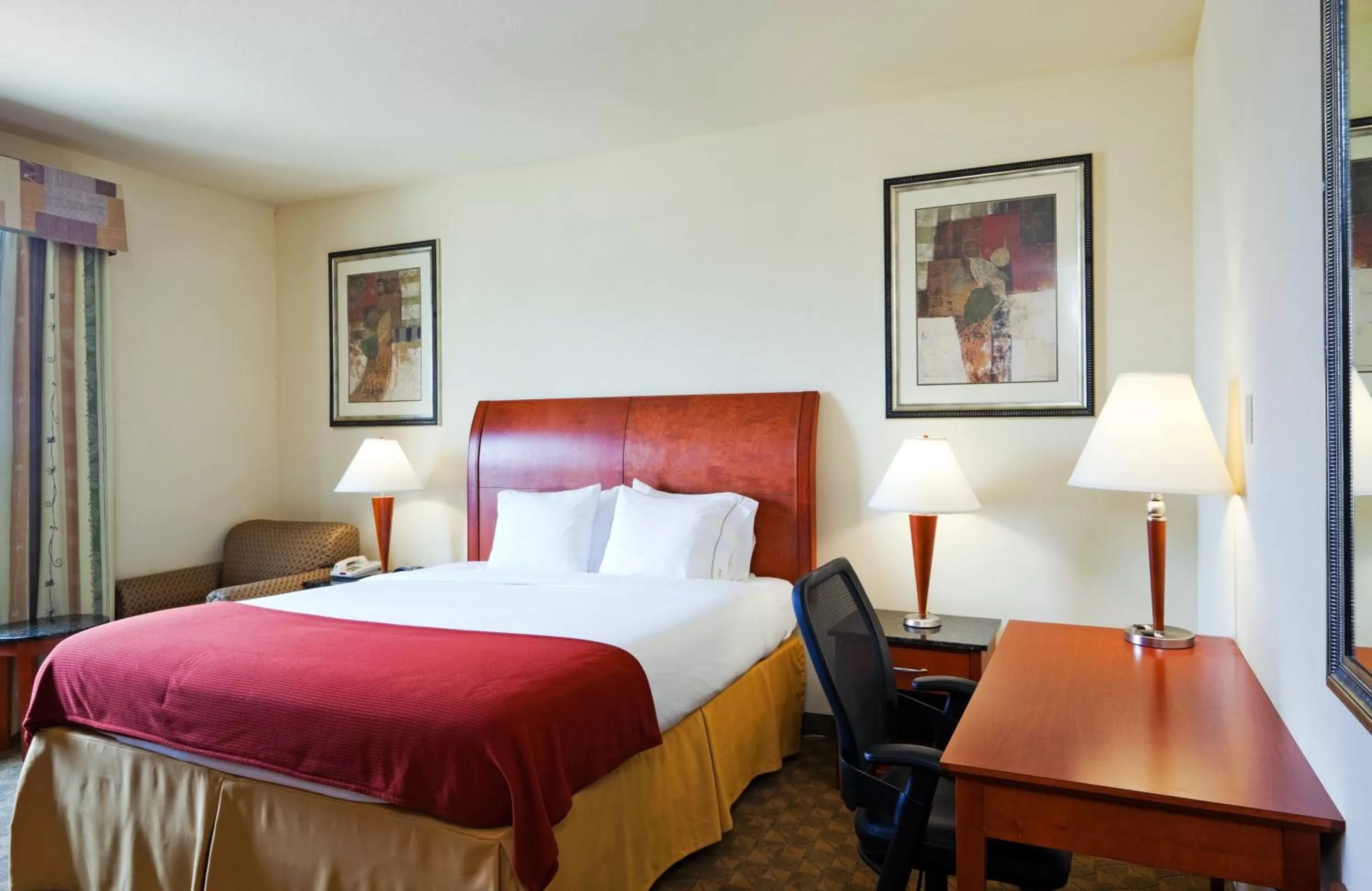 Photo of the whole room, Bed in Holiday Inn Express Hotel and Suites Fairfield-North by IHG