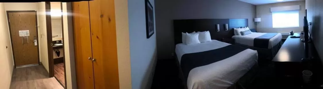 Bathroom, Bed in Best Western Mt. Hood Inn