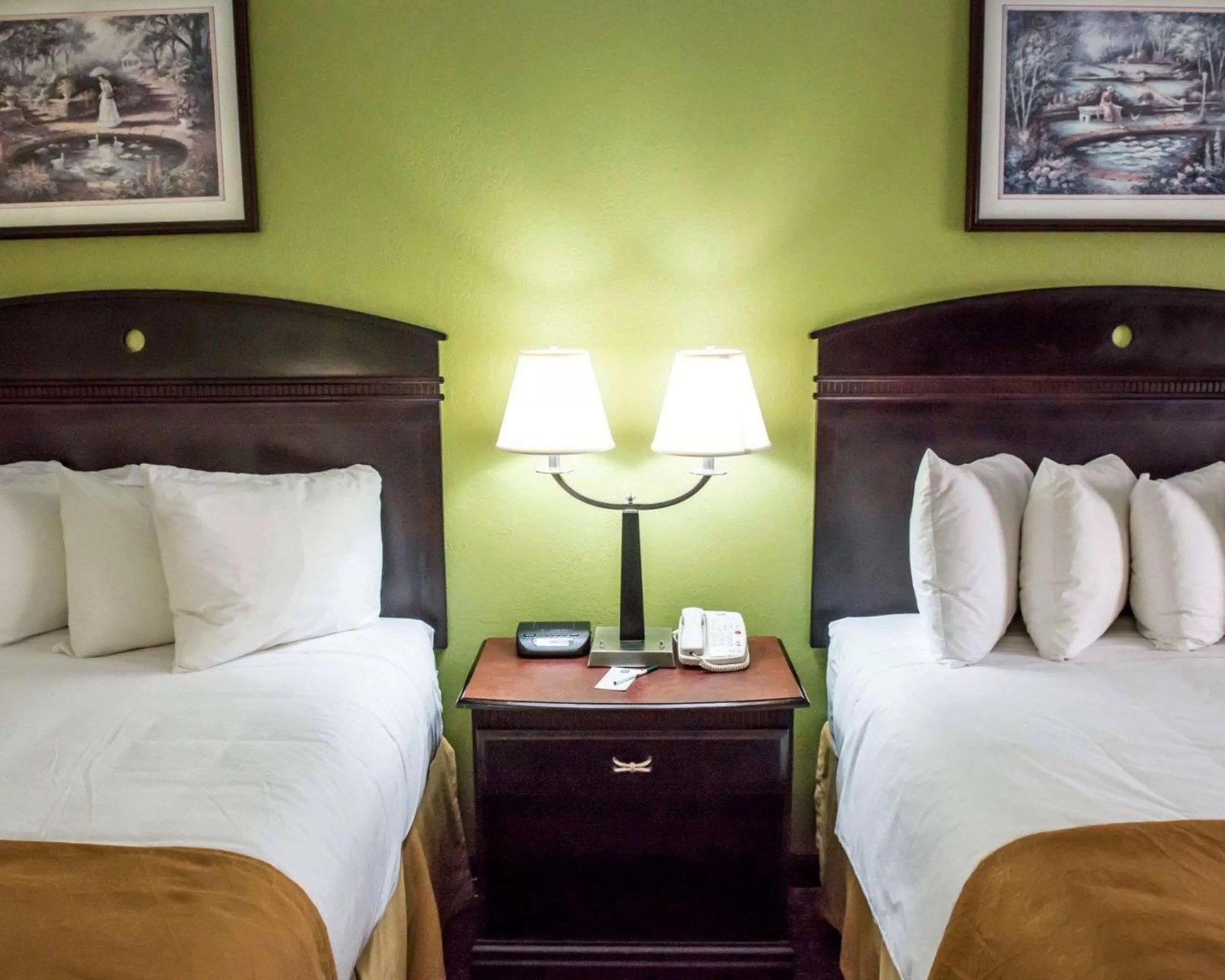 Photo of the whole room, Bed in Quality Inn Chipley I-10 at Exit 120