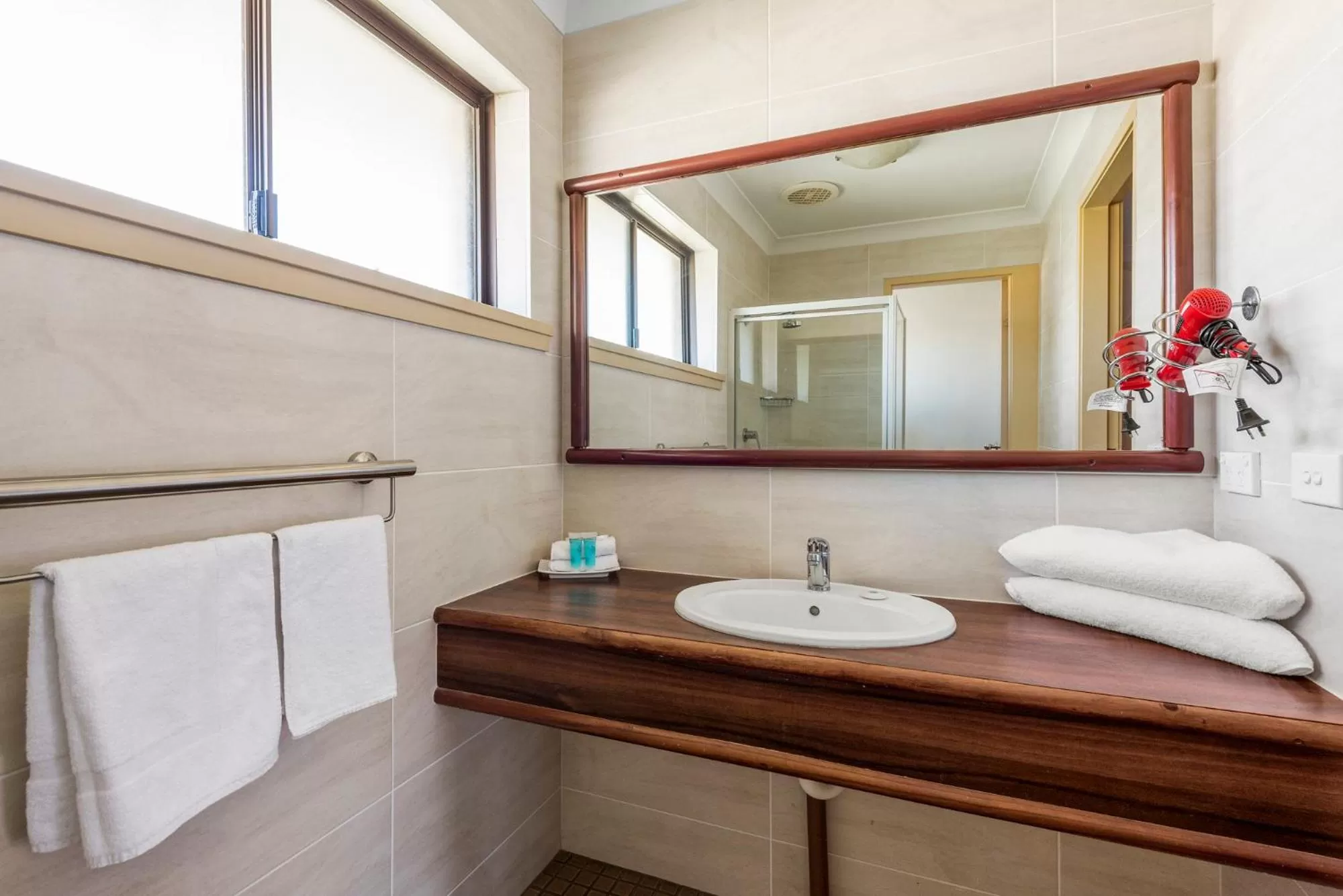 Bathroom in Bomaderry Motor Inn