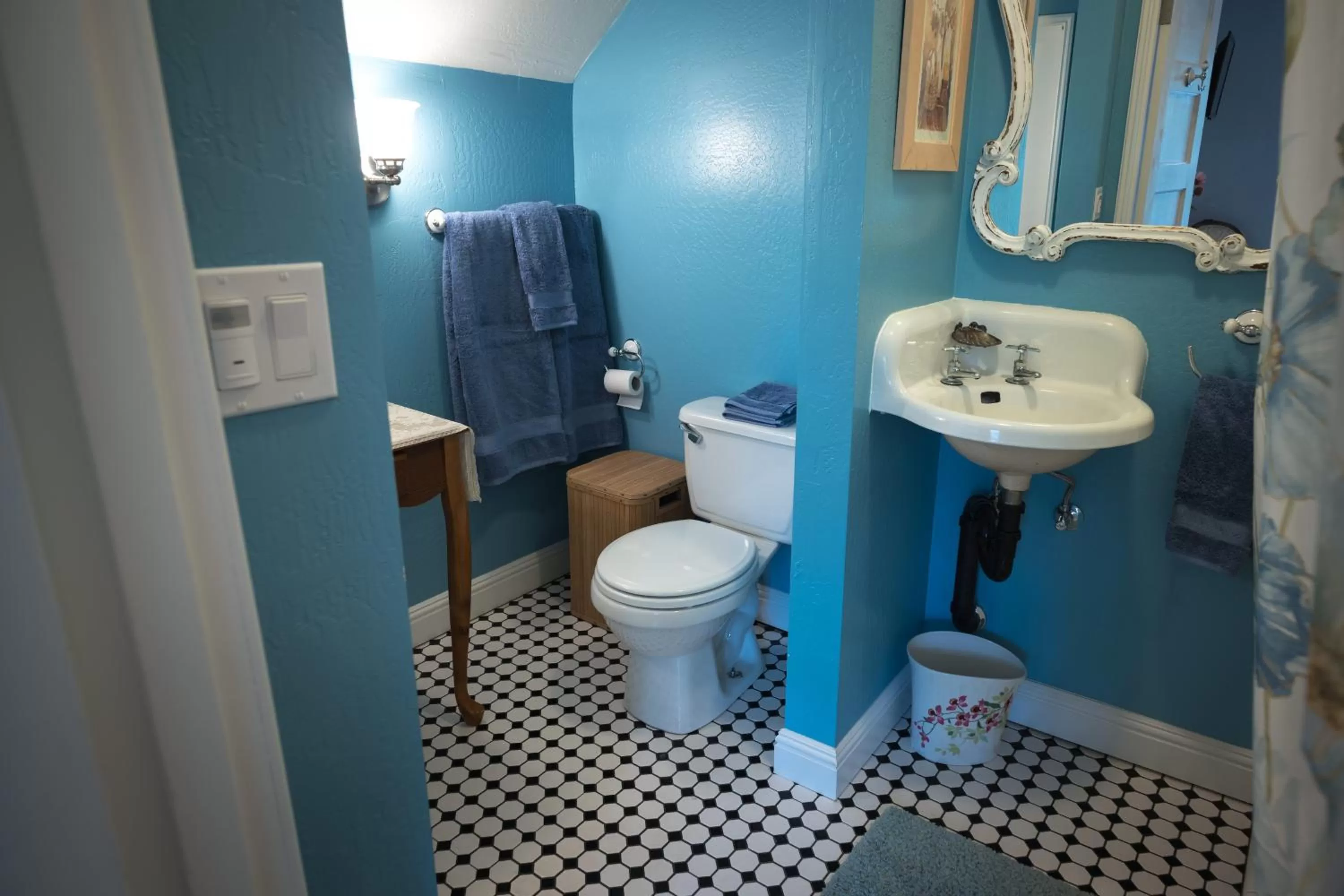 Bathroom in Poppy Sister Inn