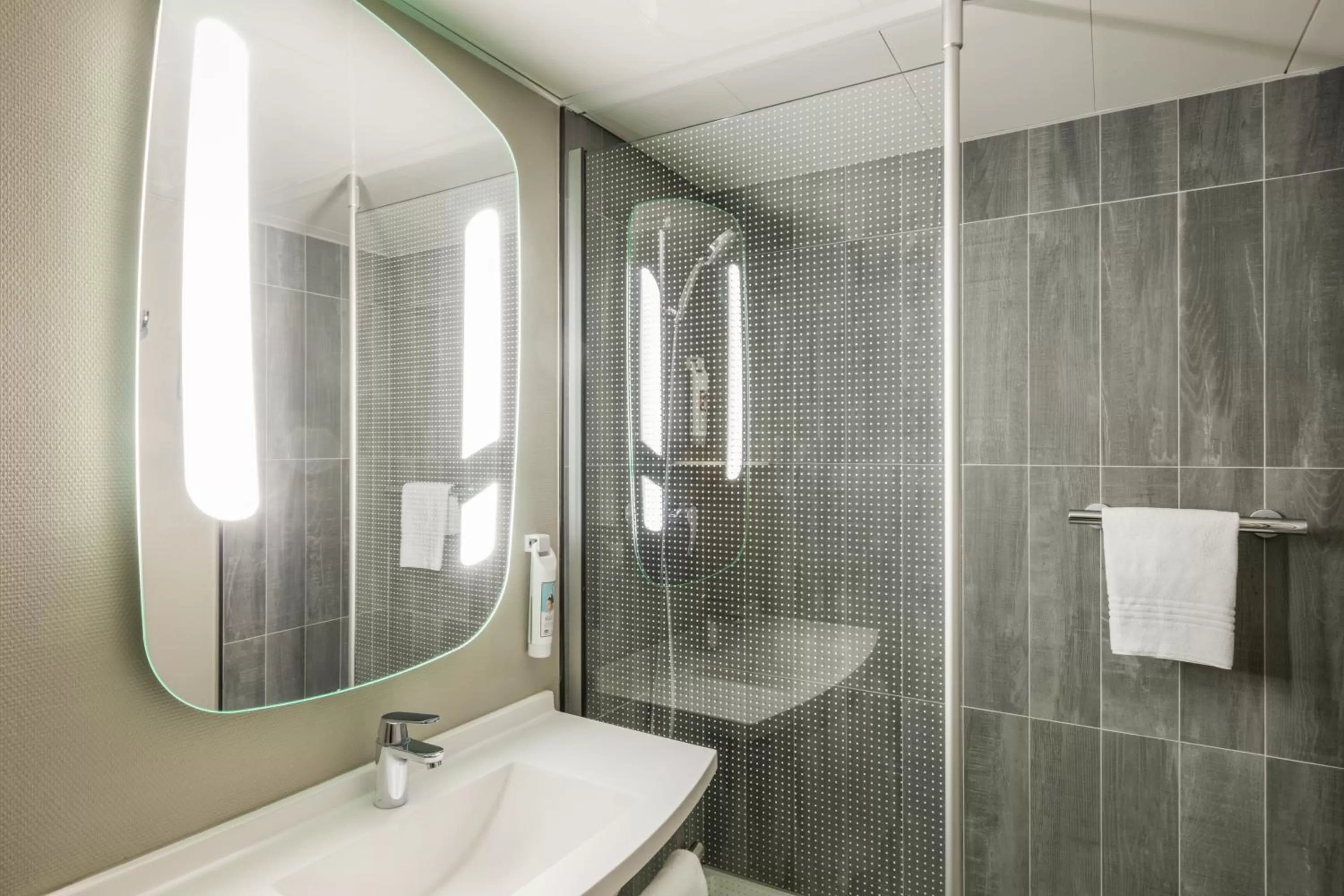 Shower in ibis Creil Sur Oise