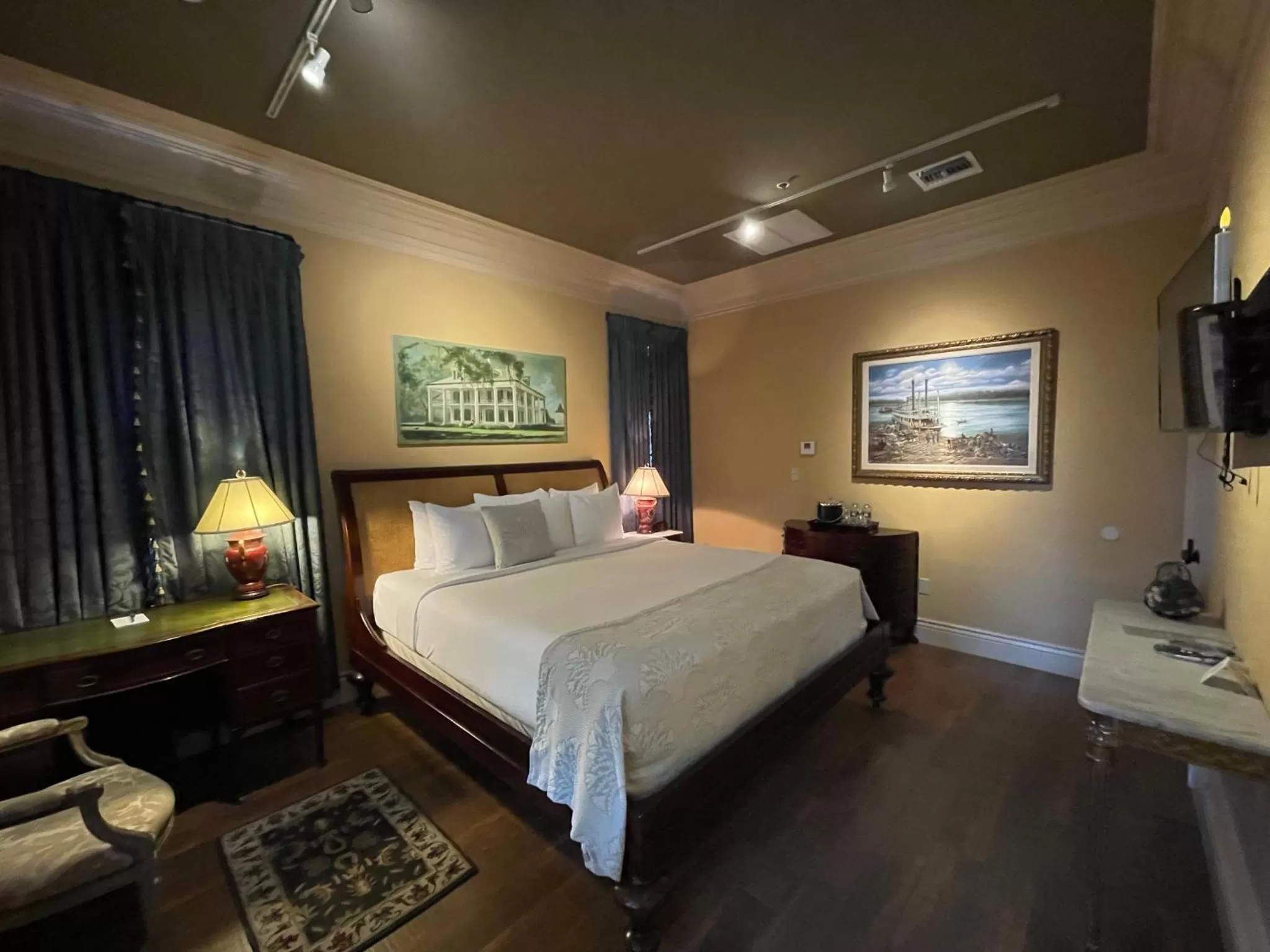 Photo of the whole room, Bed in The Inn at Houmas House Estate