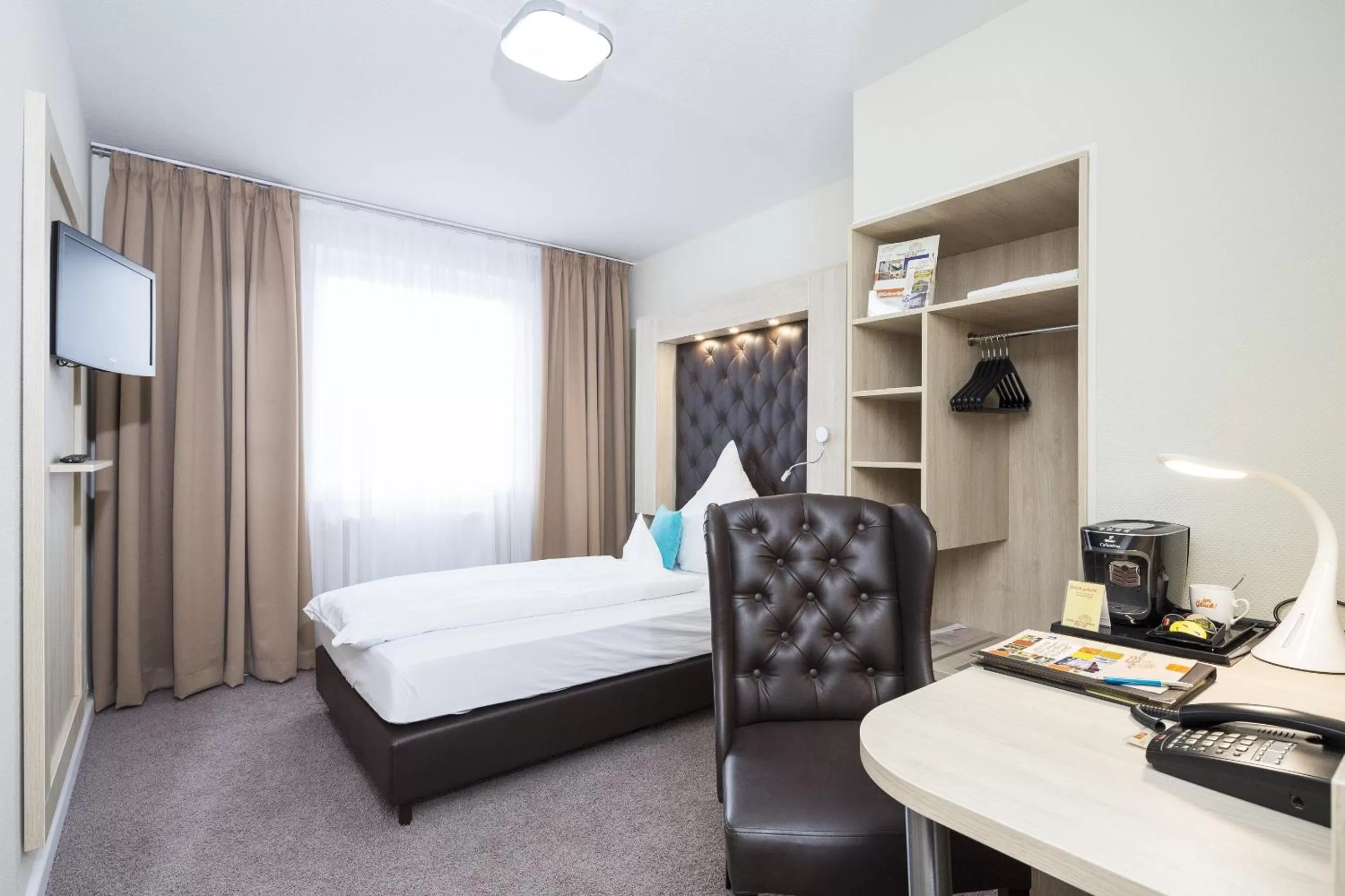 Photo of the whole room, Bed in Parkhotel Bilm im Glück am Stadtrand Hannovers