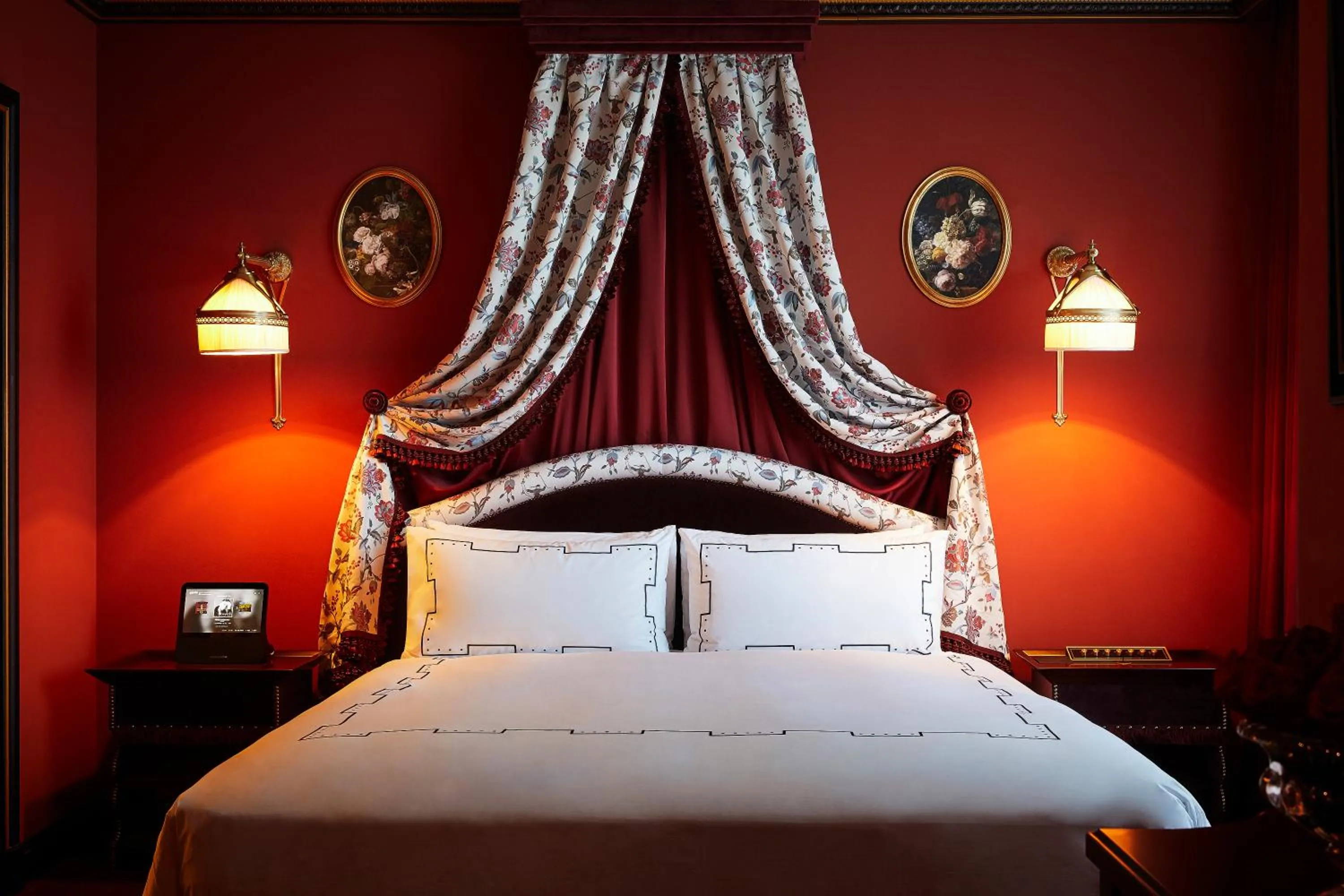 Bed in L'Escape Hotel