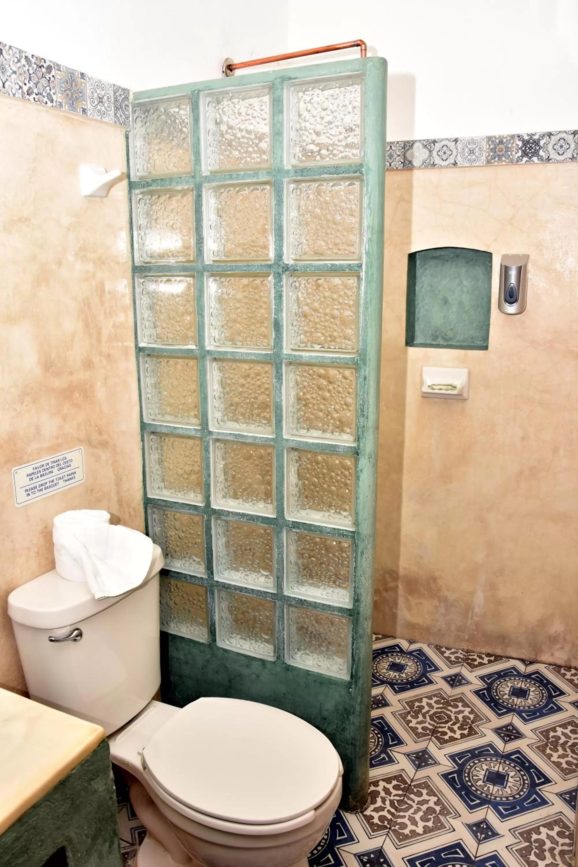 Shower in Hotel Mary Carmen