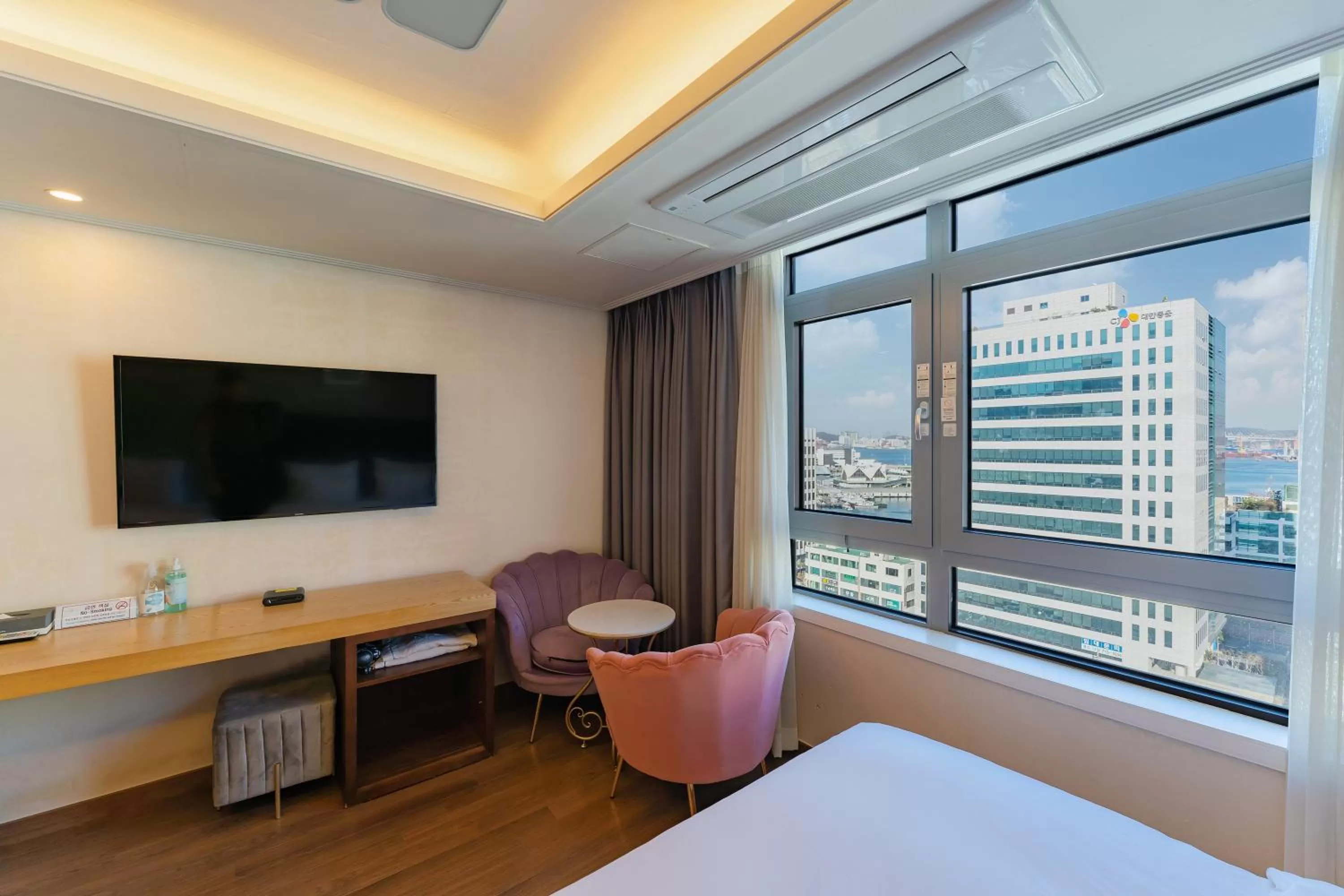 TV and multimedia, Bed in Central Park Hotel Busan