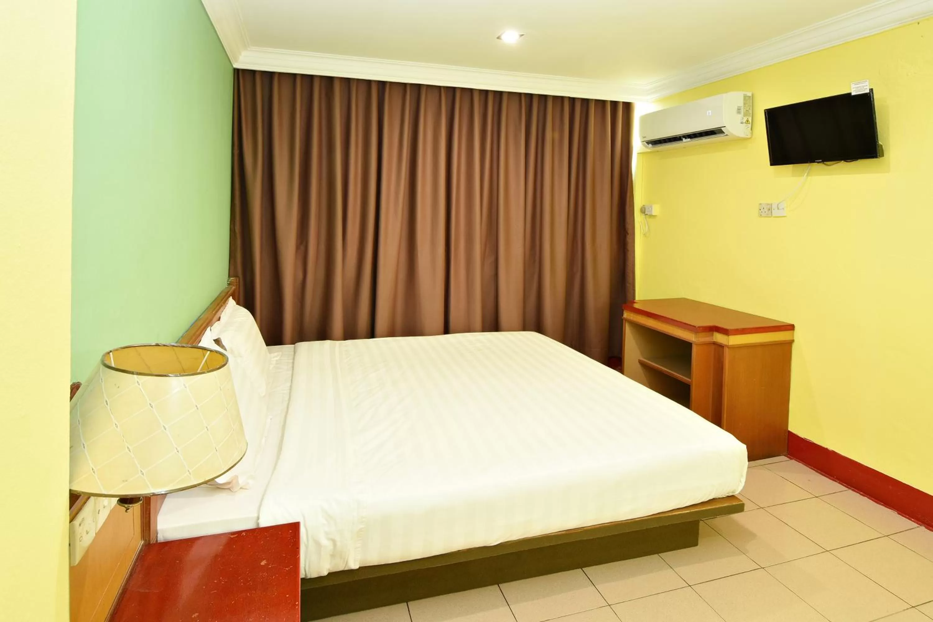 Bed in Mandarin Inn by Glex