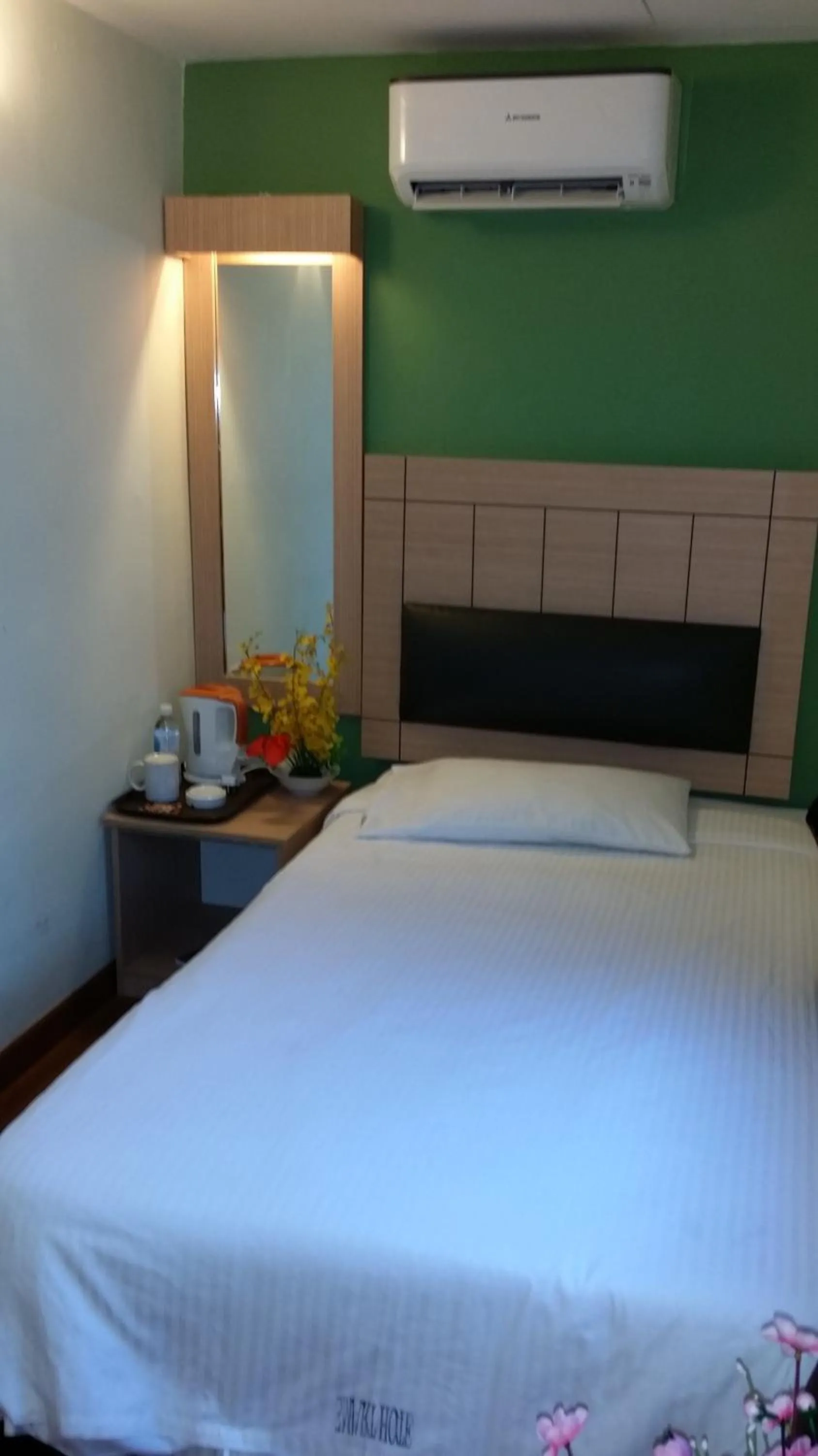 Photo of the whole room in Smart Hotel