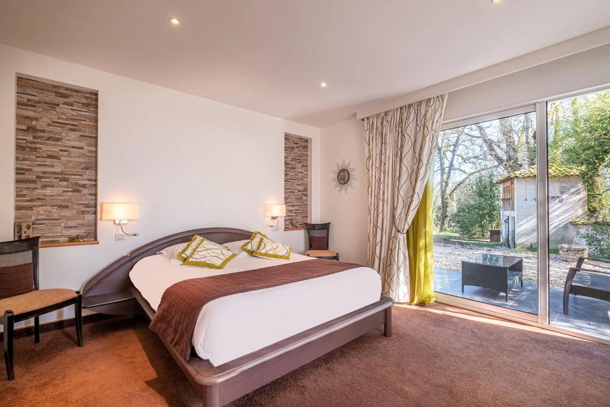 Bedroom, Bed in Domaine de l'Echassier, The Originals Relais