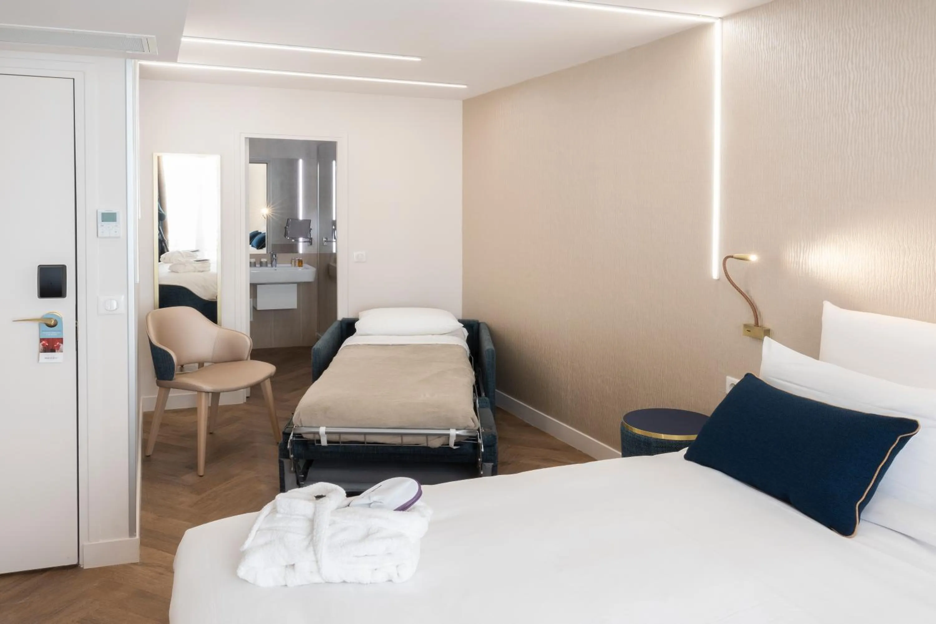 Family, Bed in Mercure Paris Opera Lafayette