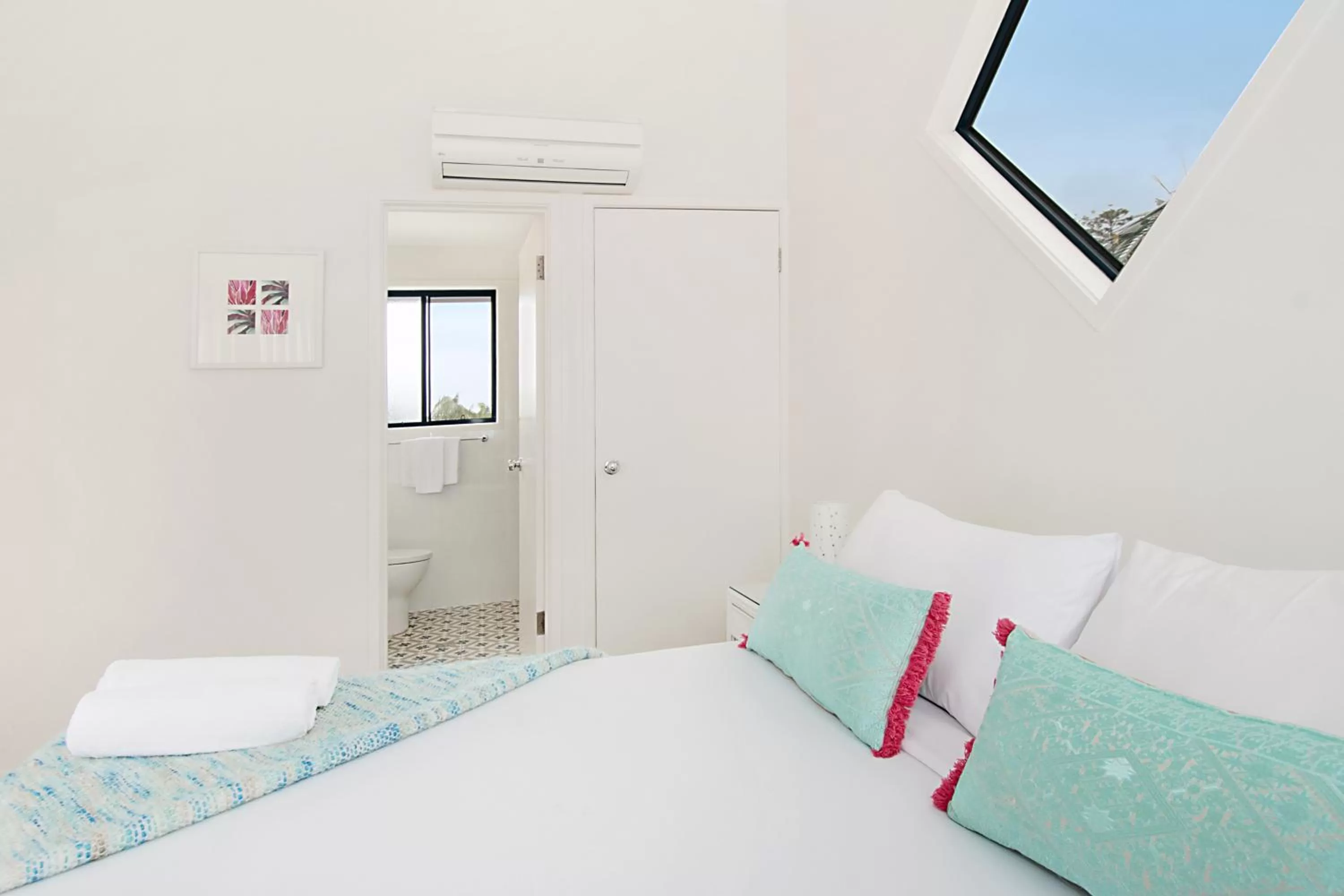 Bathroom, Bed in Gosamara Apartments