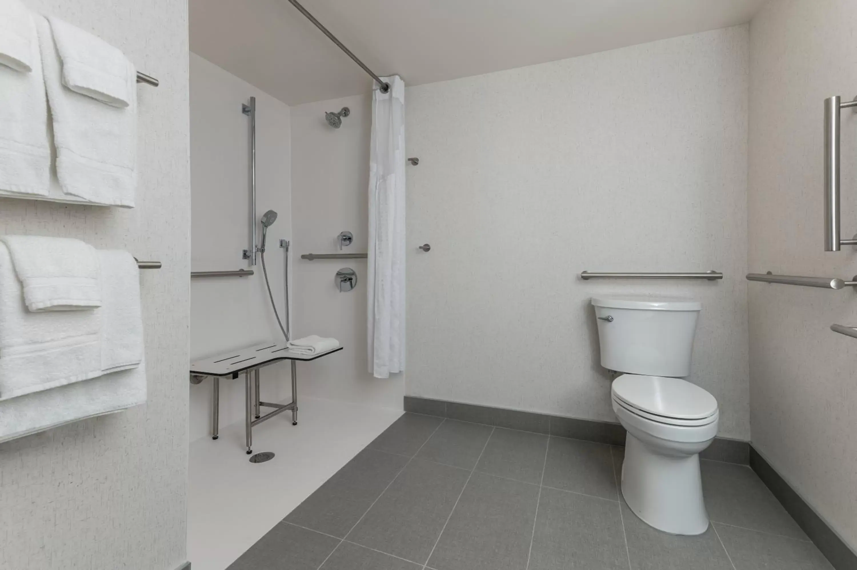 Standard King Room with Harbor View and Balcony - Accessible in Holiday Inn Kingston - Waterfront by IHG Standard King Room with Harbor View and Balcony - Accessible in Holiday Inn Kingston - Waterfront by IHG