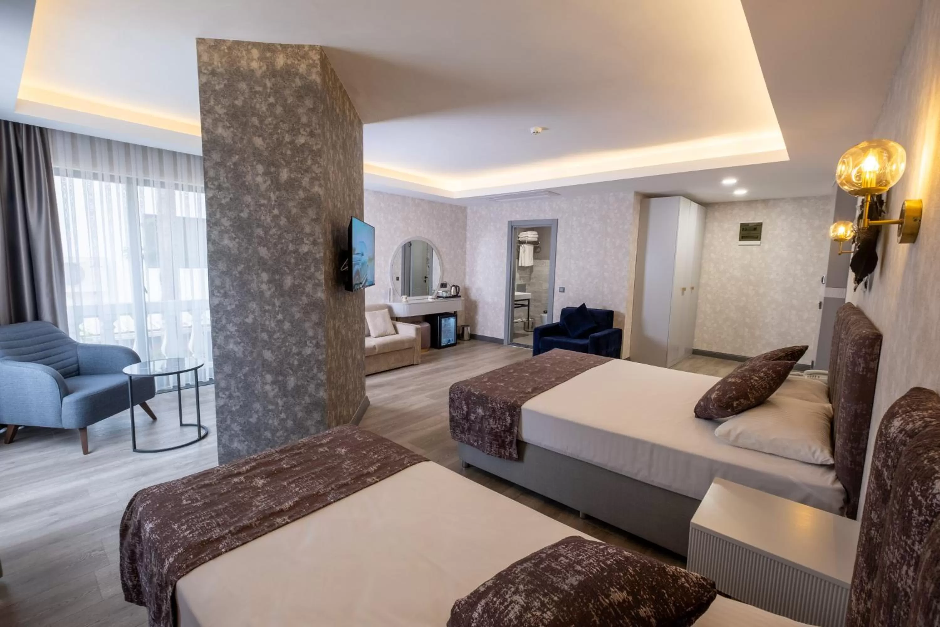 Shower, Bed in Avion Suite Hotel