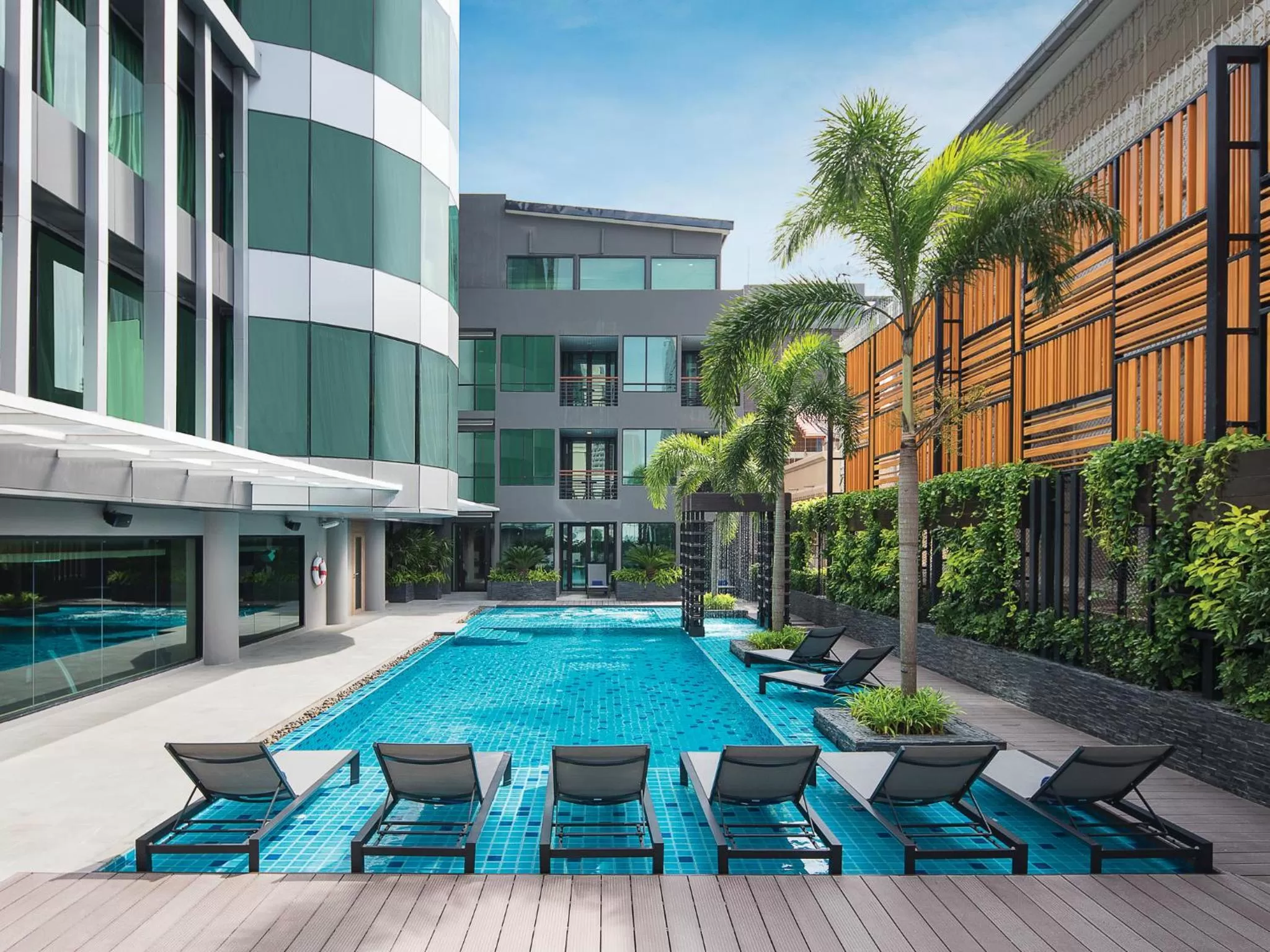 Pool view in Solitaire Bangkok Sukhumvit 11