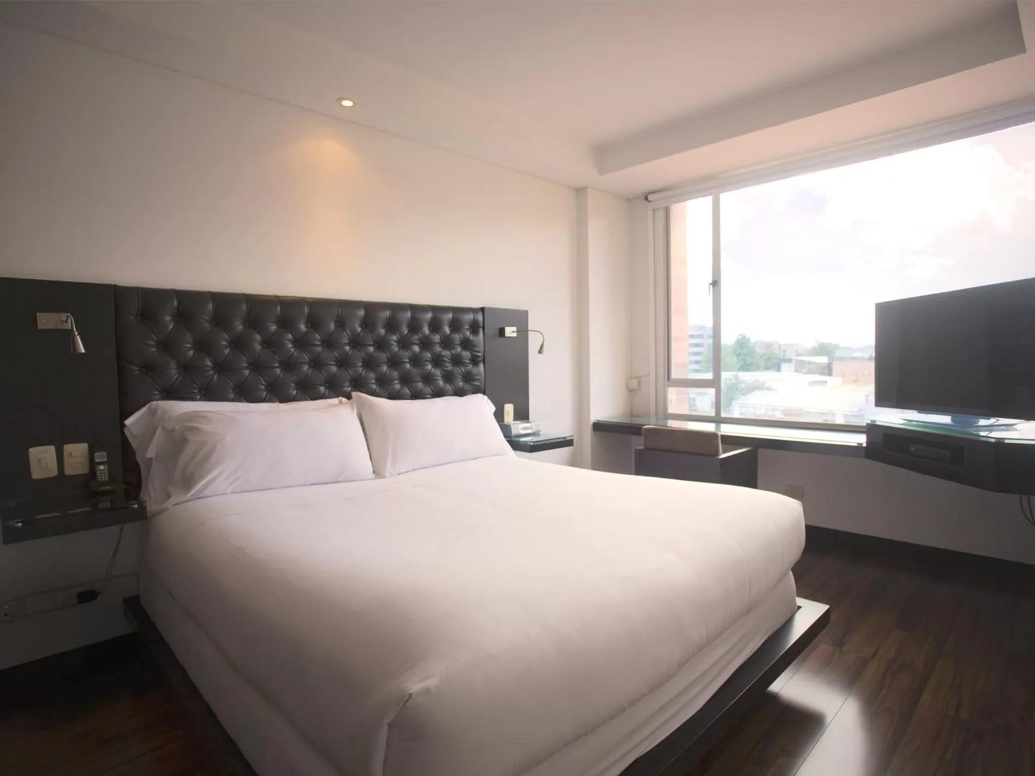 Bathroom, Bed in Hotel 104 Art Suites