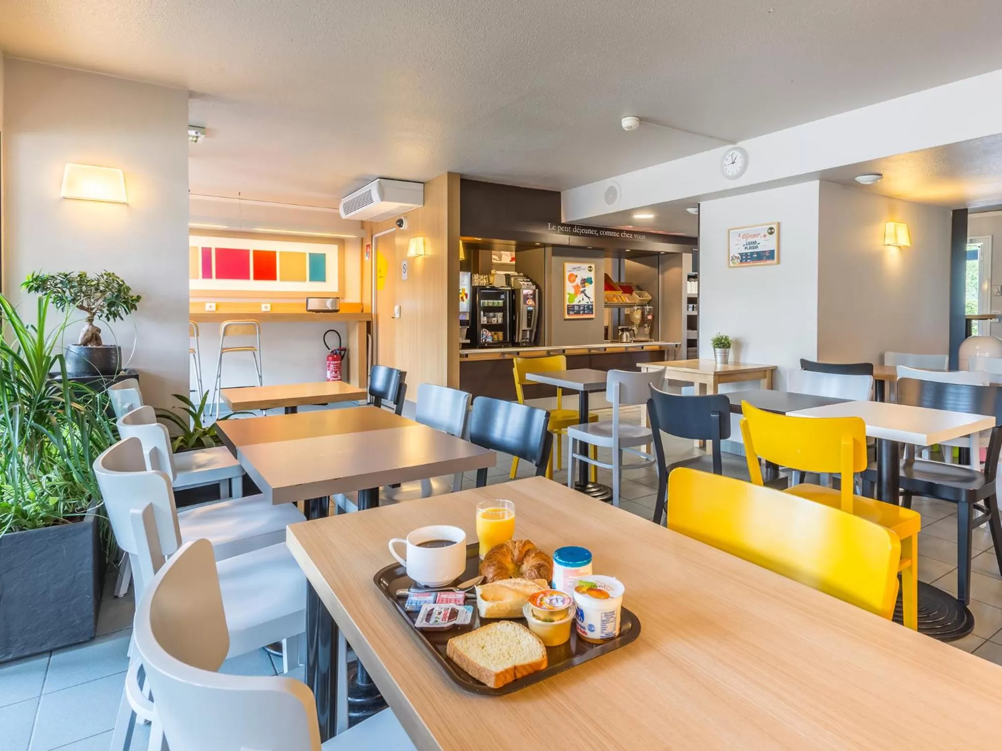 Restaurant/places to eat in B&B HOTEL Strasbourg Sud Geispolsheim