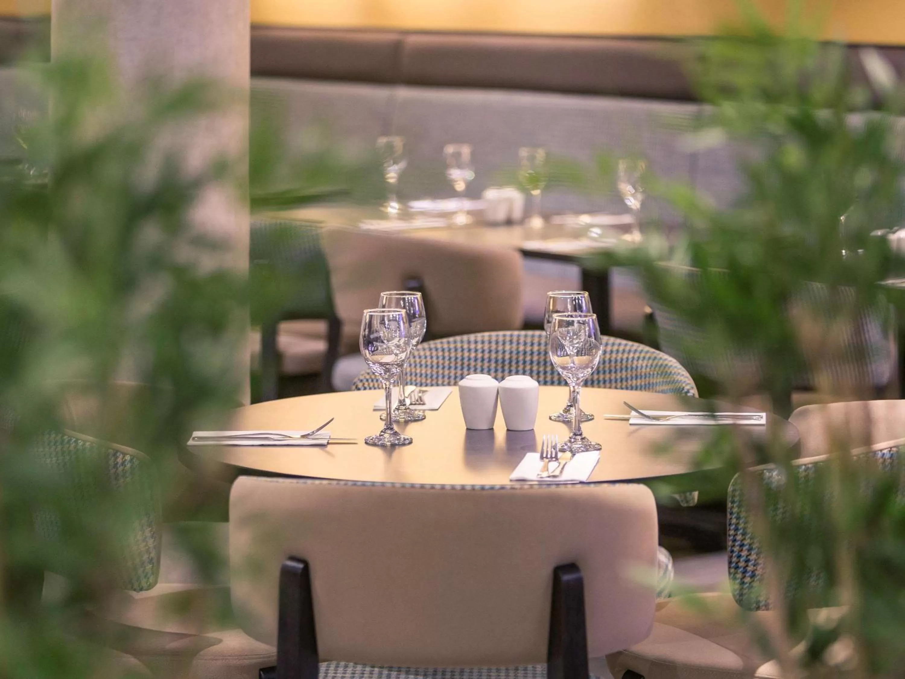 Restaurant/places to eat in Mercure London Heathrow Airport