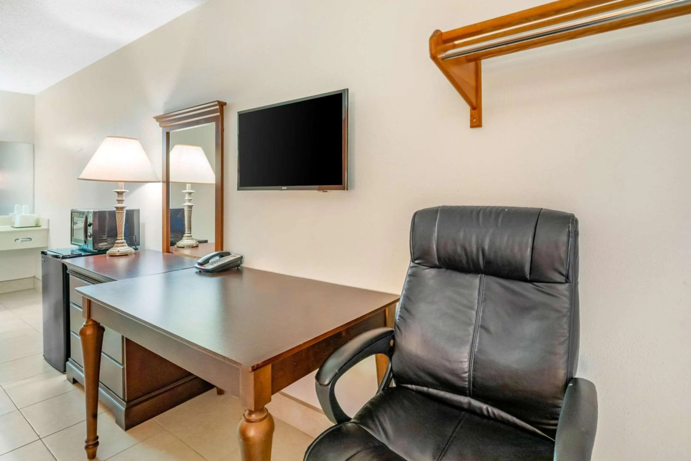 Photo of the whole room in Econo Lodge Fort Myers North