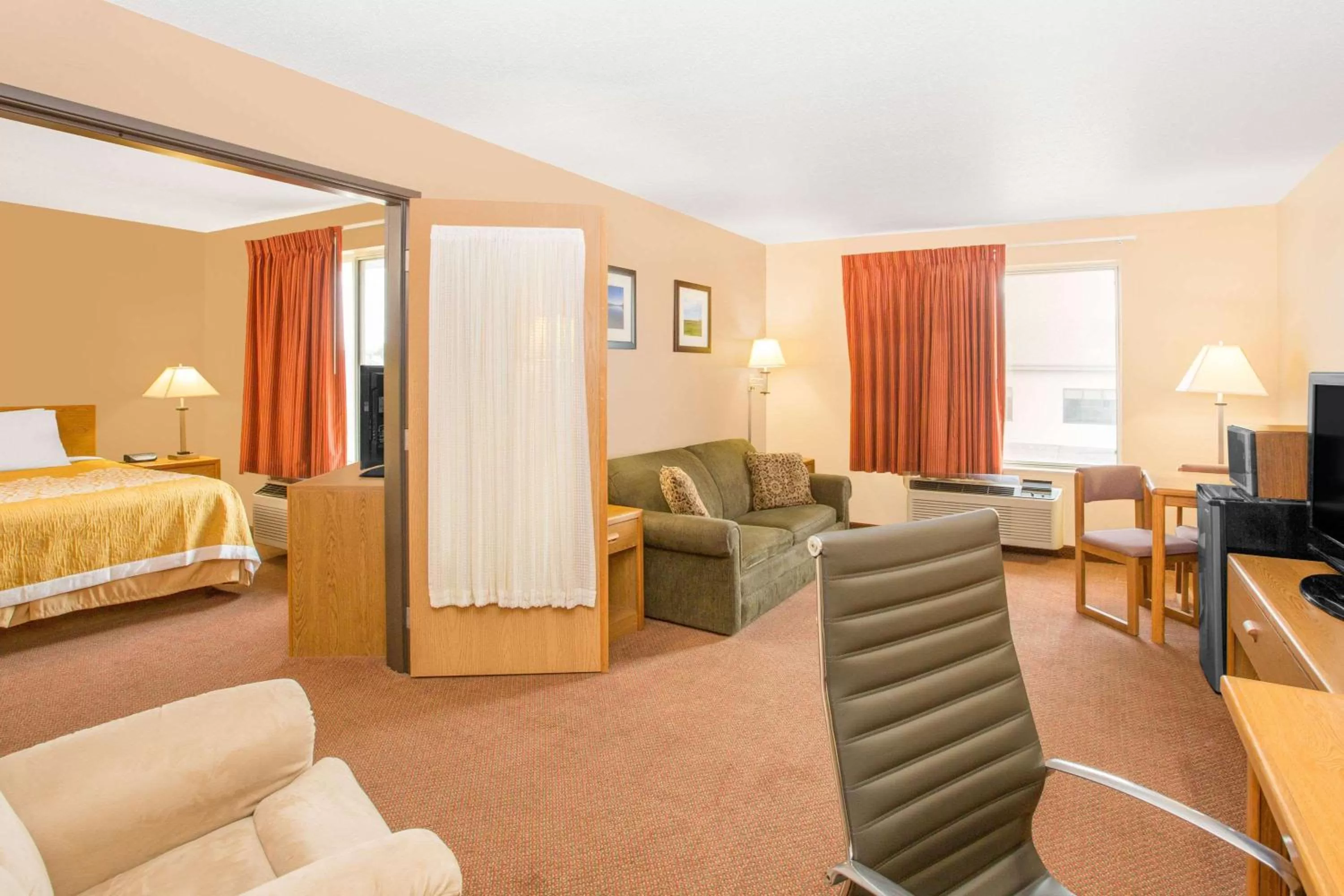 Photo of the whole room, Bed in Days Inn by Wyndham Worthington