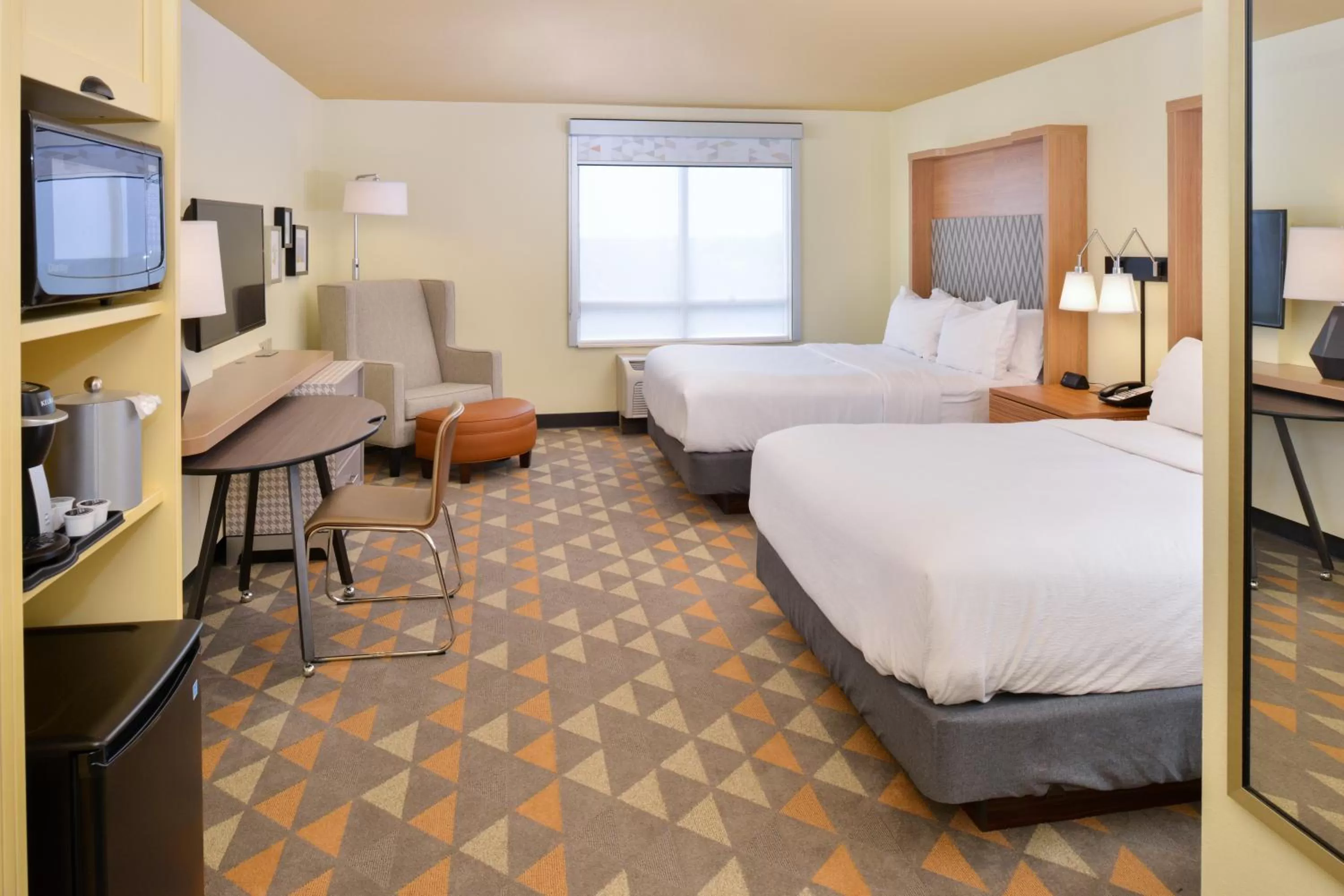 Photo of the whole room, Bed in Holiday Inn Kansas City Airport by IHG