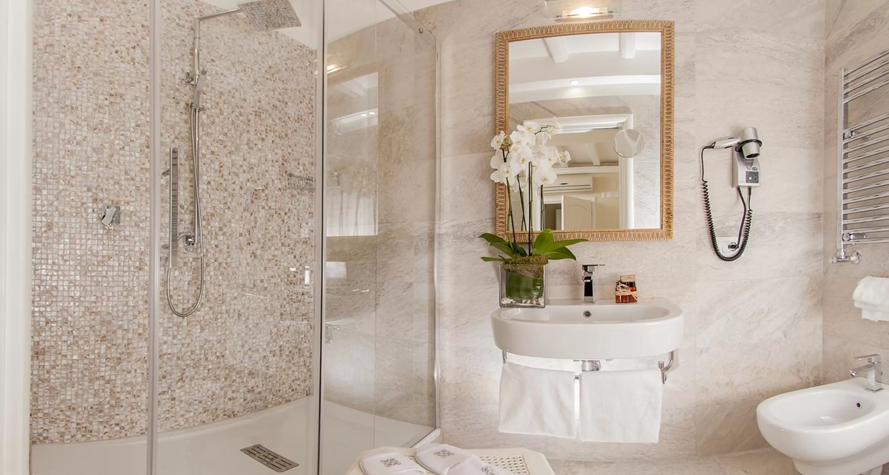 Bathroom in La Residenza del Sole al Pantheon