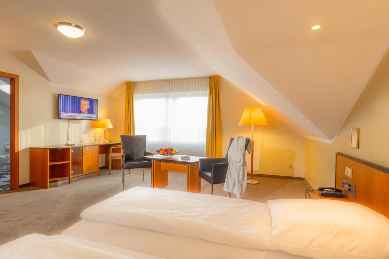 Photo of the whole room, Bed in Sport- und Tagungshotel De Poort