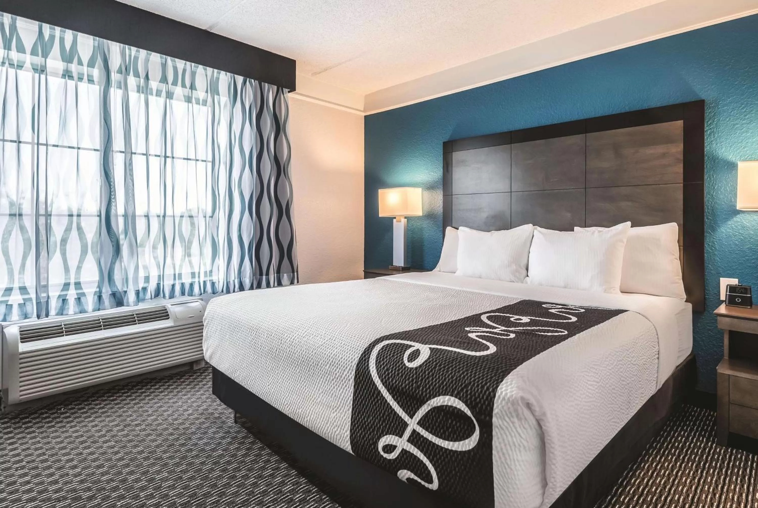 Photo of the whole room, Bed in La Quinta by Wyndham Orlando Lake Mary