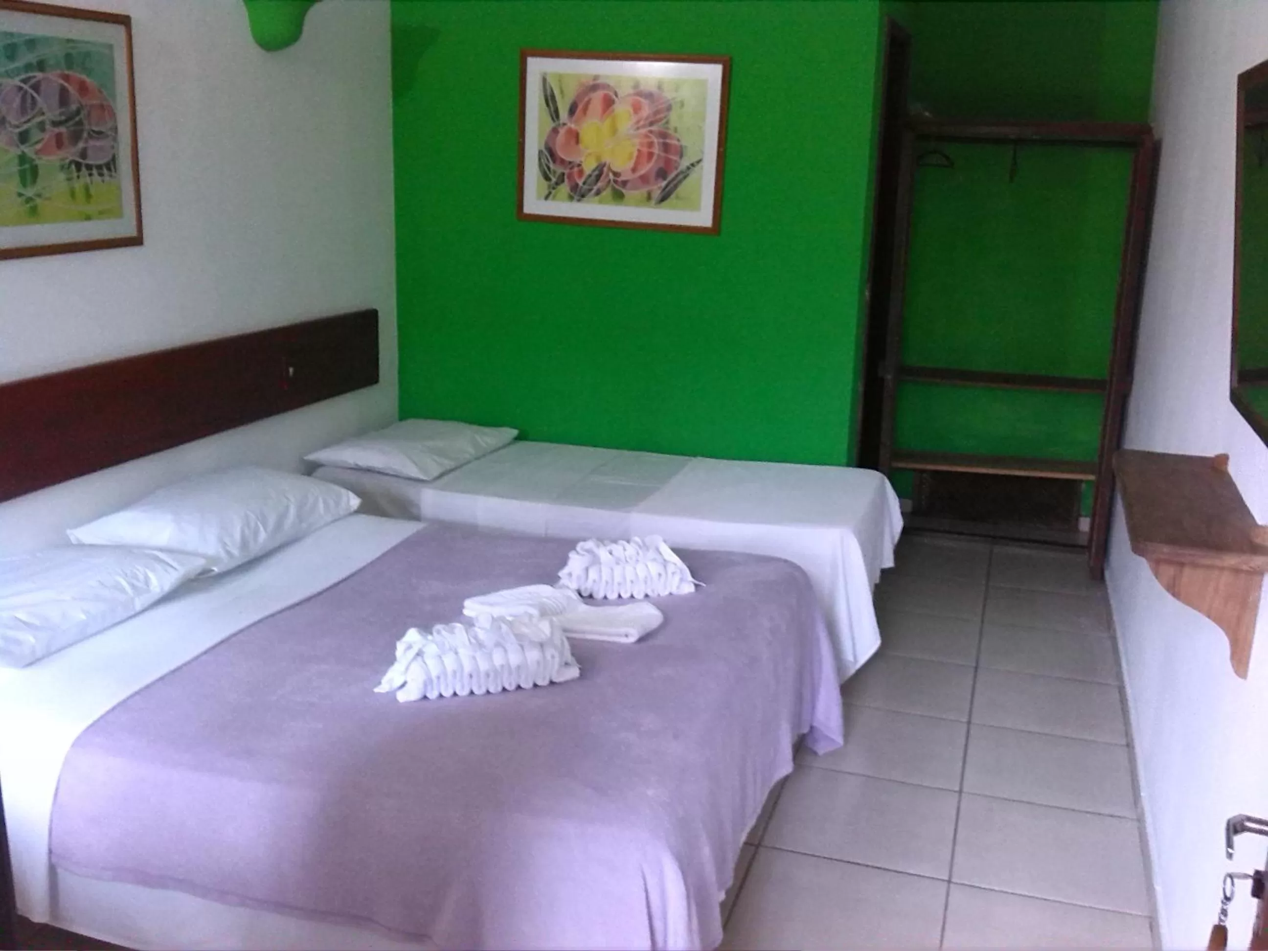 Photo of the whole room, Bed in Pousada Estrela de Paraty