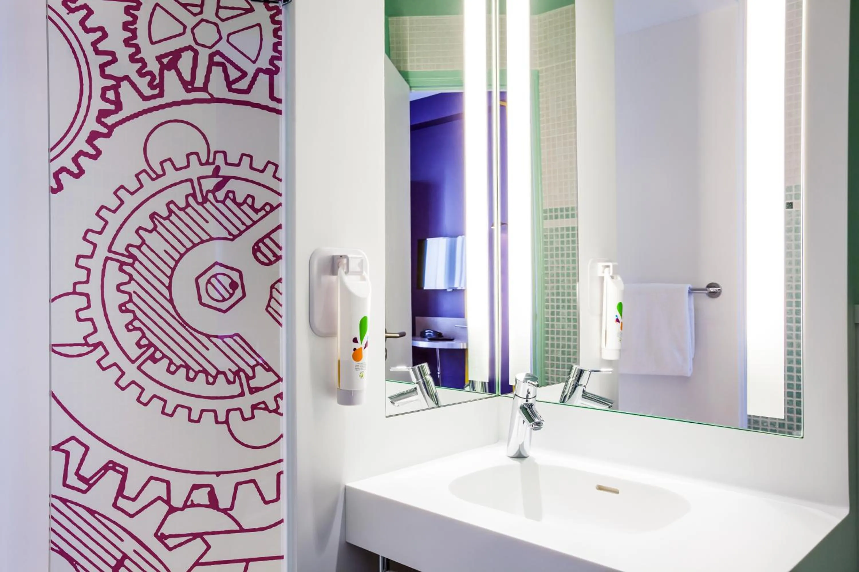 Shower in ibis Styles Paris Mairie De Clichy