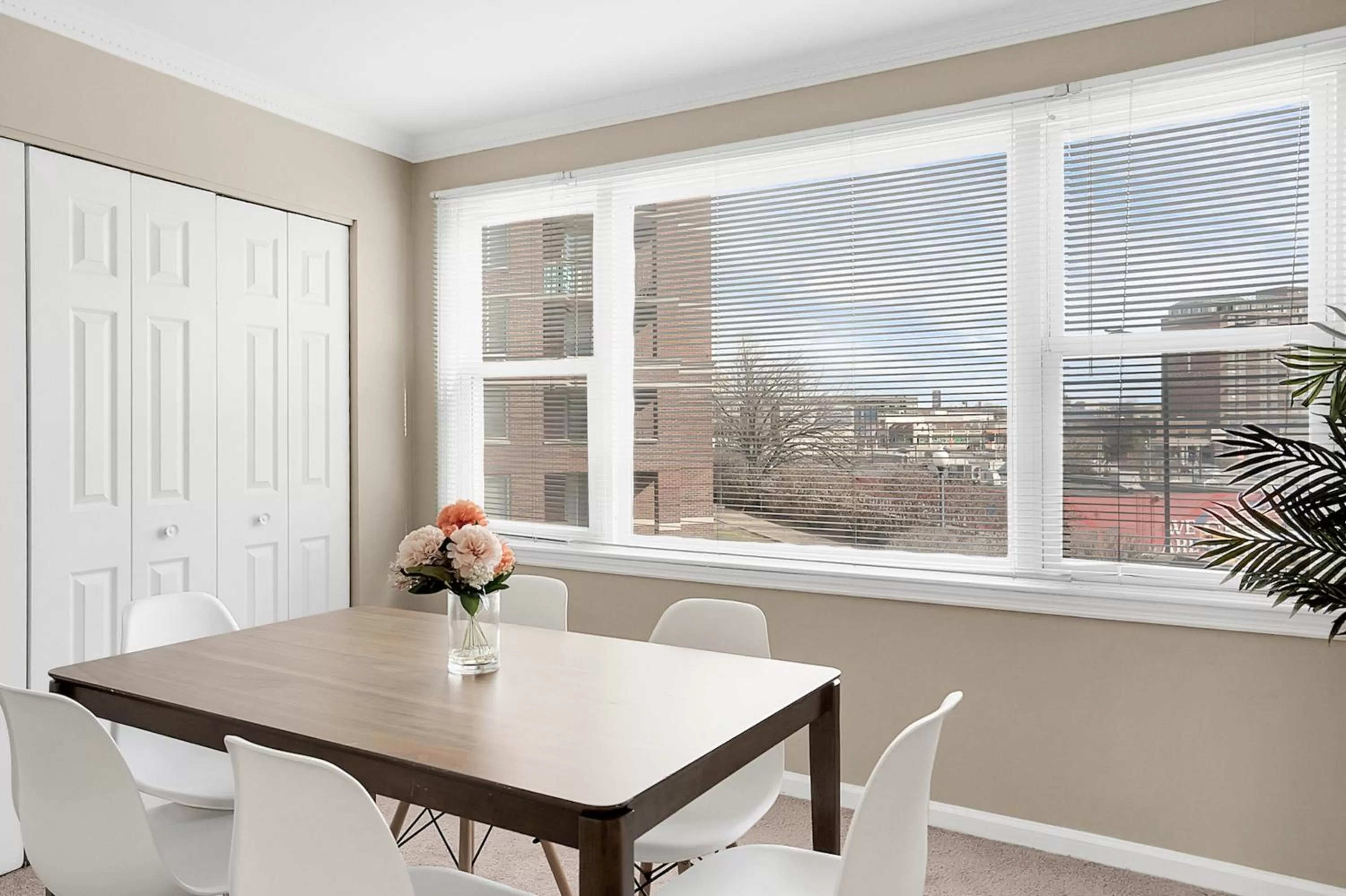 Dining area in Kasa Downtown Louisville