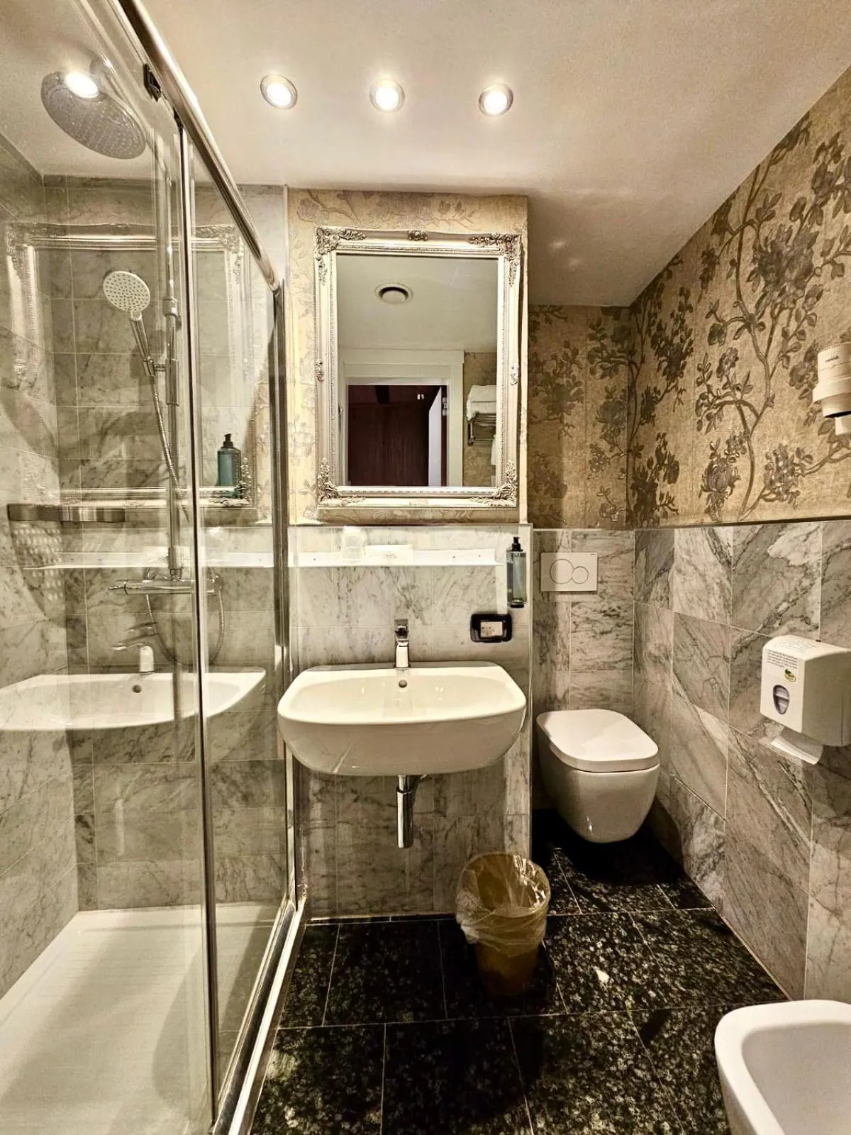 Bathroom in Canova Hotel