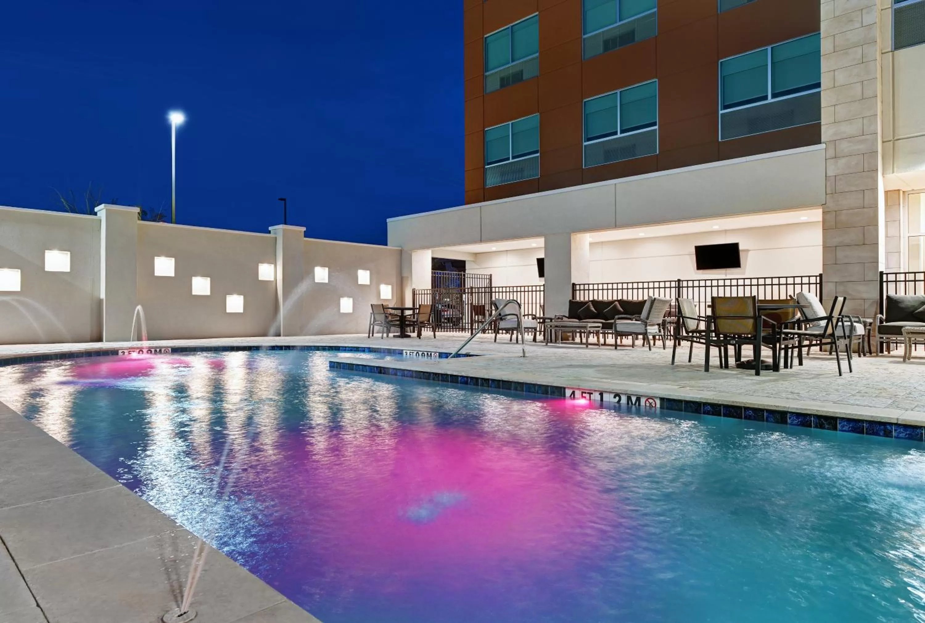 Swimming pool in Holiday Inn Express & Suites Memorial – CityCentre by IHG