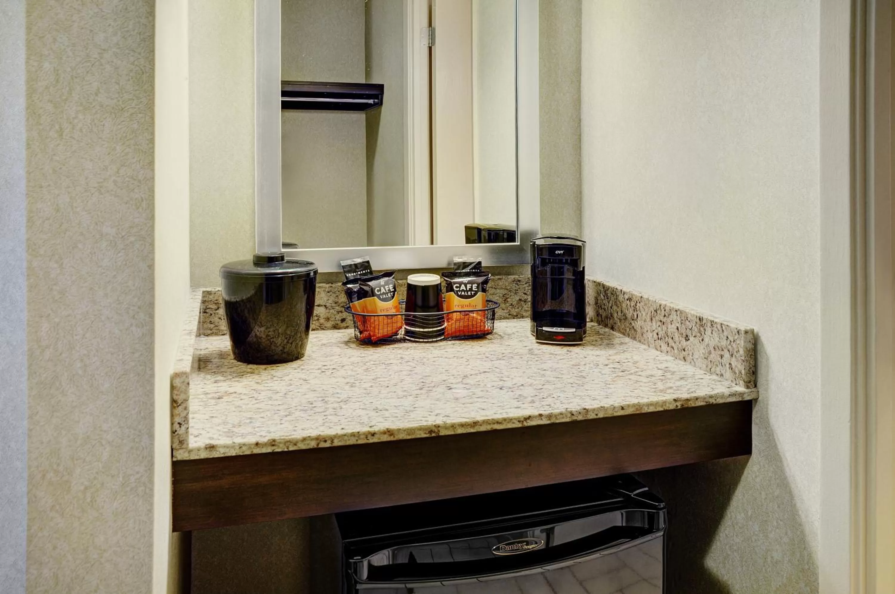 Coffee/tea facilities in Travelway Inn Sudbury