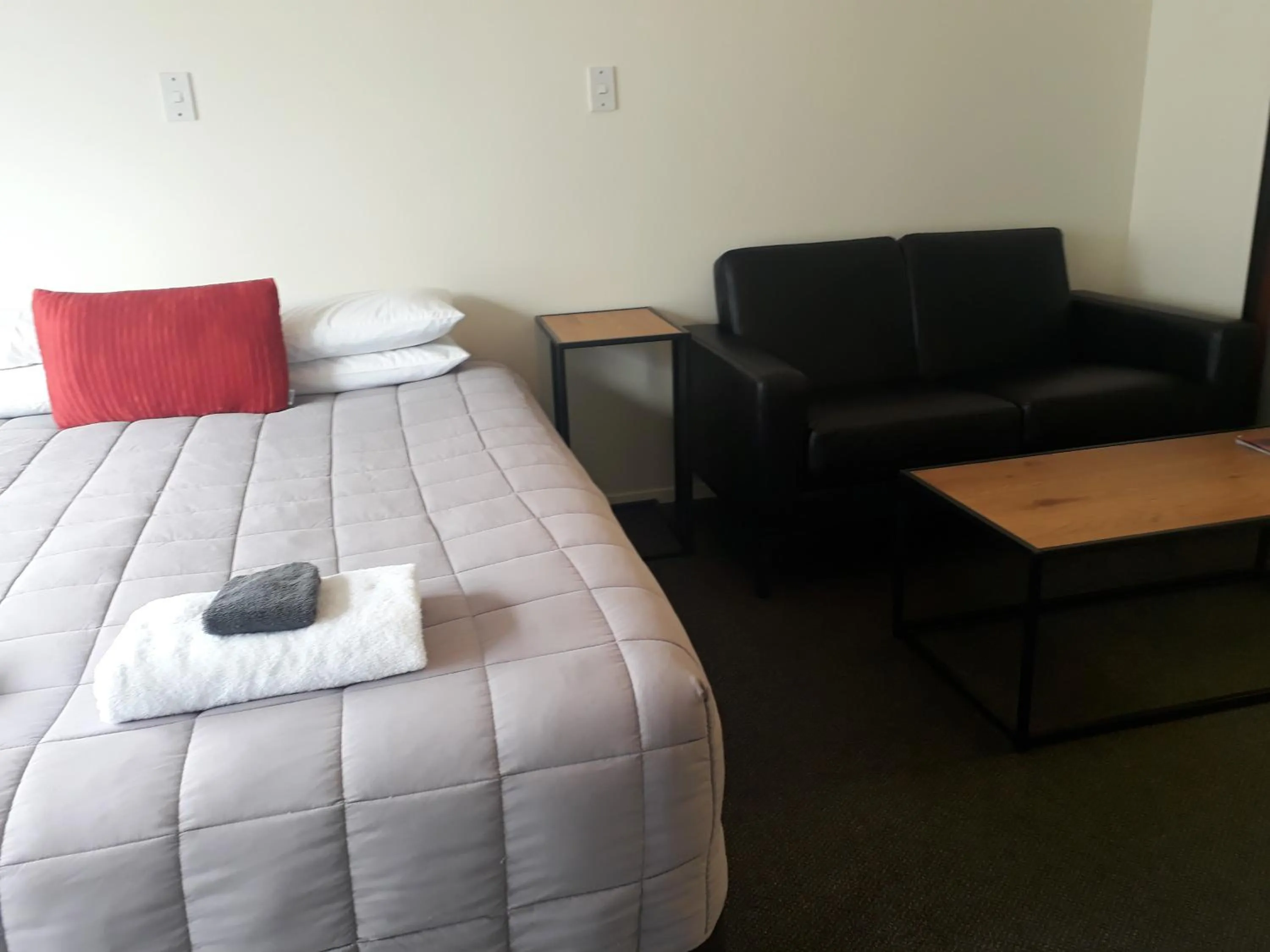 Seating area, Bed in The Coast Motel