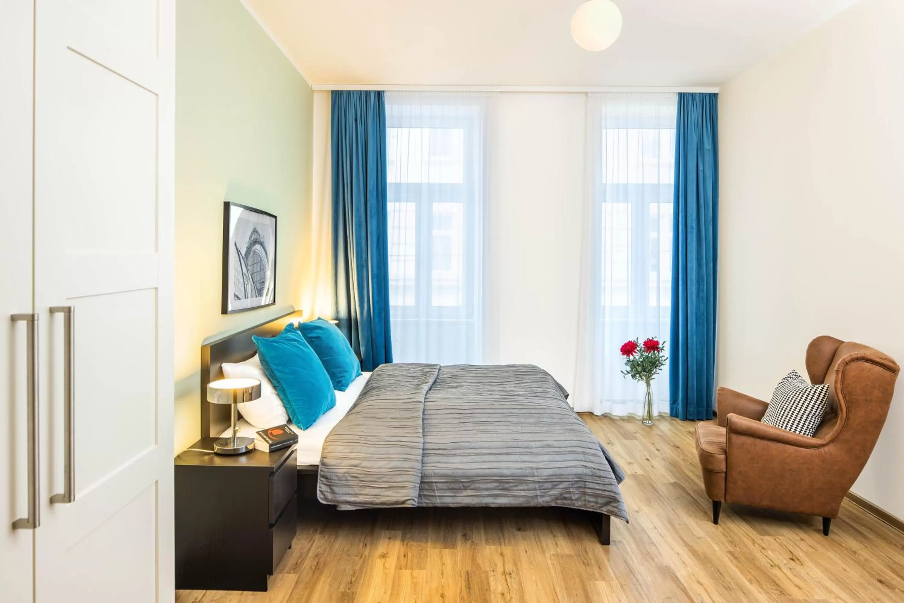 Bed in Jimmy's Apartments Emerald