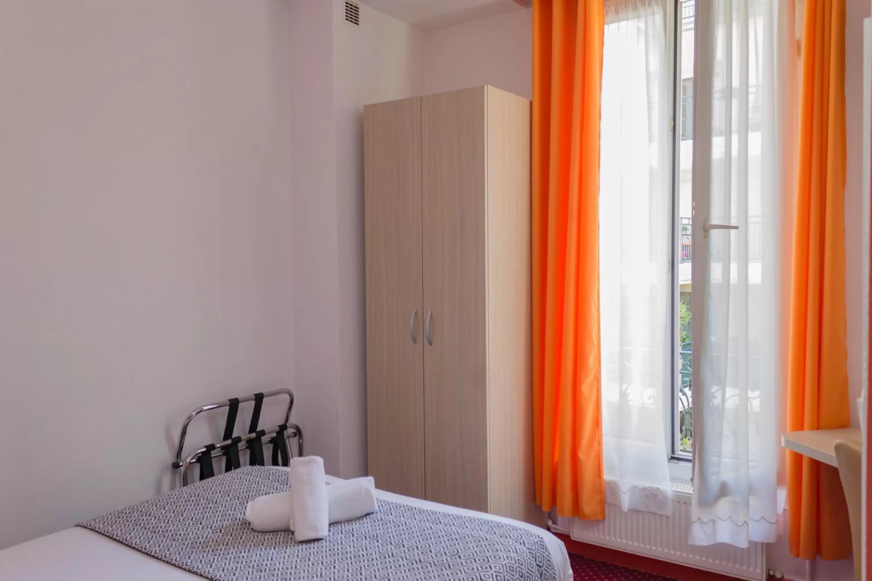 Photo of the whole room, Bed in Hôtel de Paris La Défense