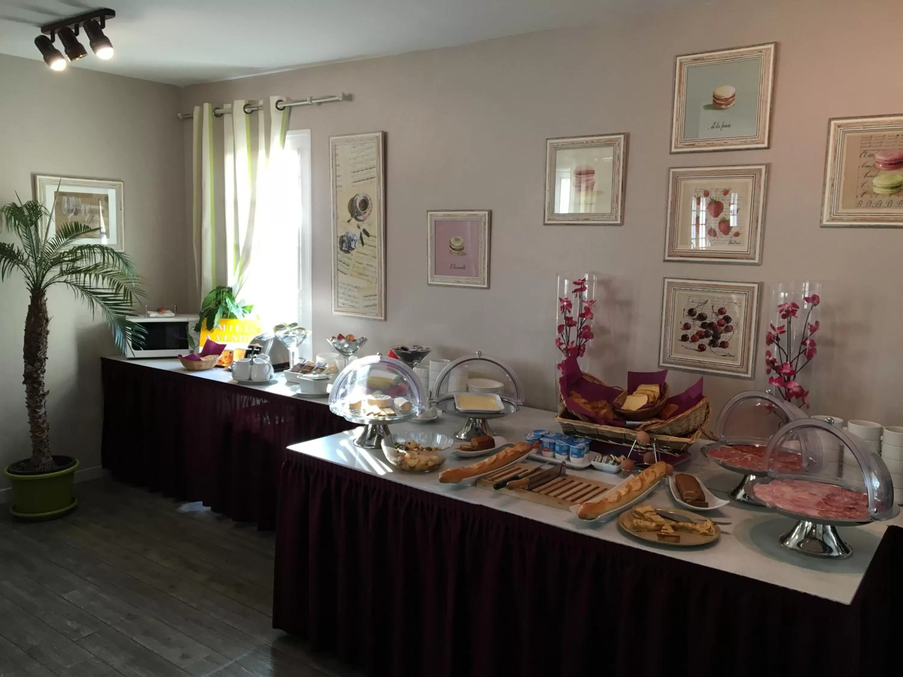 Buffet breakfast in Logis Hôtel Les Nymphéas